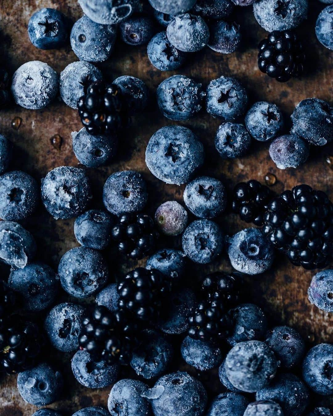 Our Food Storiesさんのインスタグラム写真 - (Our Food StoriesInstagram)「Happy Monday guys! Hope you all had a lovely start into another wonderful summer week🌞Wouldn’t mind a bowl of our favorite blueberry-blackberry ice-cream now - get the recipe on the blog, link is in profile 🍨#ourfoodstories  ____ #berries🍓 #berrylove #summervibes #foodphotographer #foodstylist #germanfoodblogger #icecreamrecipe #homemadeicecream #fellowmag #simplejoys #frozenfruit #icecreamlove #summermood」6月24日 21時24分 - _foodstories_