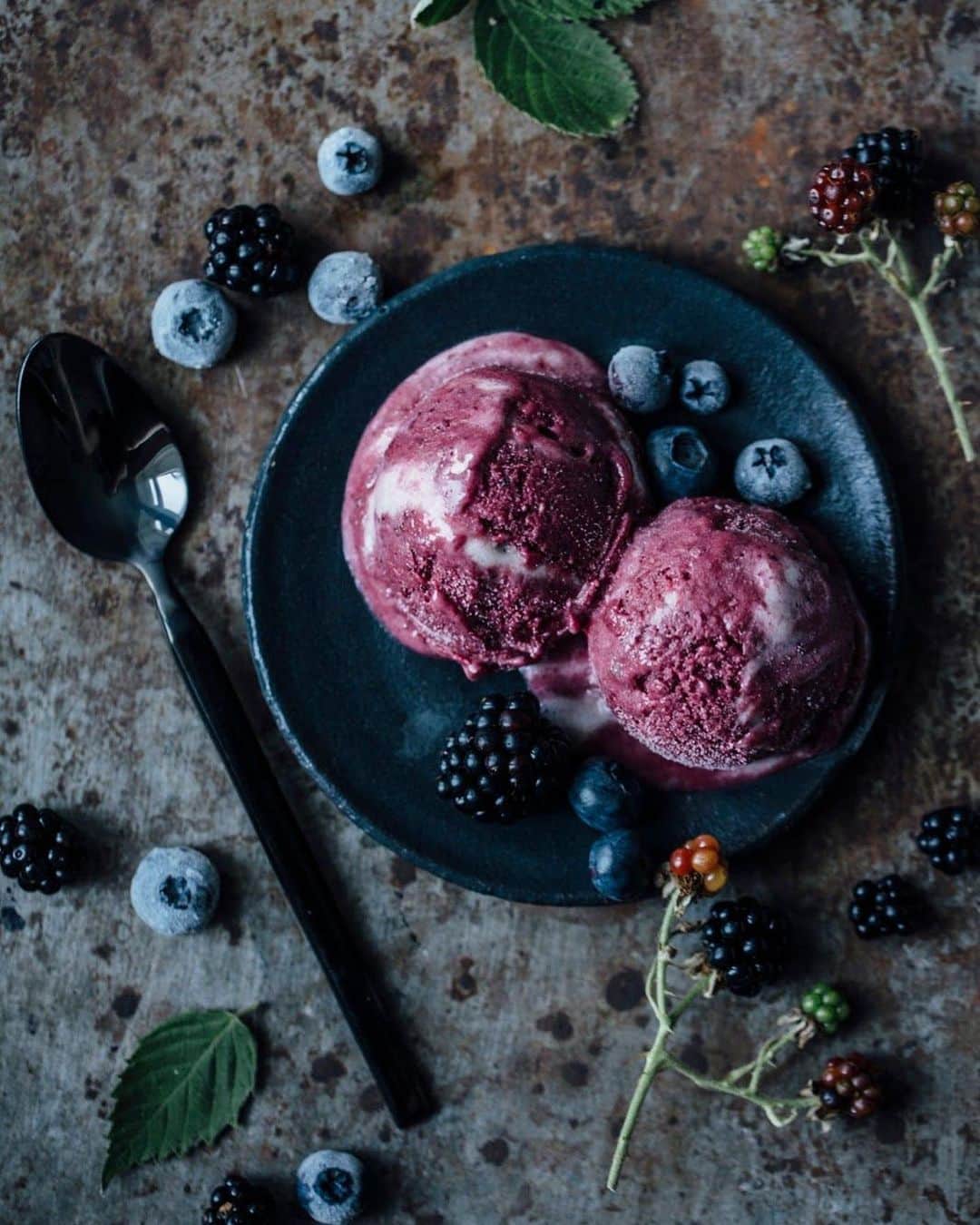 Our Food Storiesさんのインスタグラム写真 - (Our Food StoriesInstagram)「Happy Monday guys! Hope you all had a lovely start into another wonderful summer week🌞Wouldn’t mind a bowl of our favorite blueberry-blackberry ice-cream now - get the recipe on the blog, link is in profile 🍨#ourfoodstories  ____ #berries🍓 #berrylove #summervibes #foodphotographer #foodstylist #germanfoodblogger #icecreamrecipe #homemadeicecream #fellowmag #simplejoys #frozenfruit #icecreamlove #summermood」6月24日 21時24分 - _foodstories_