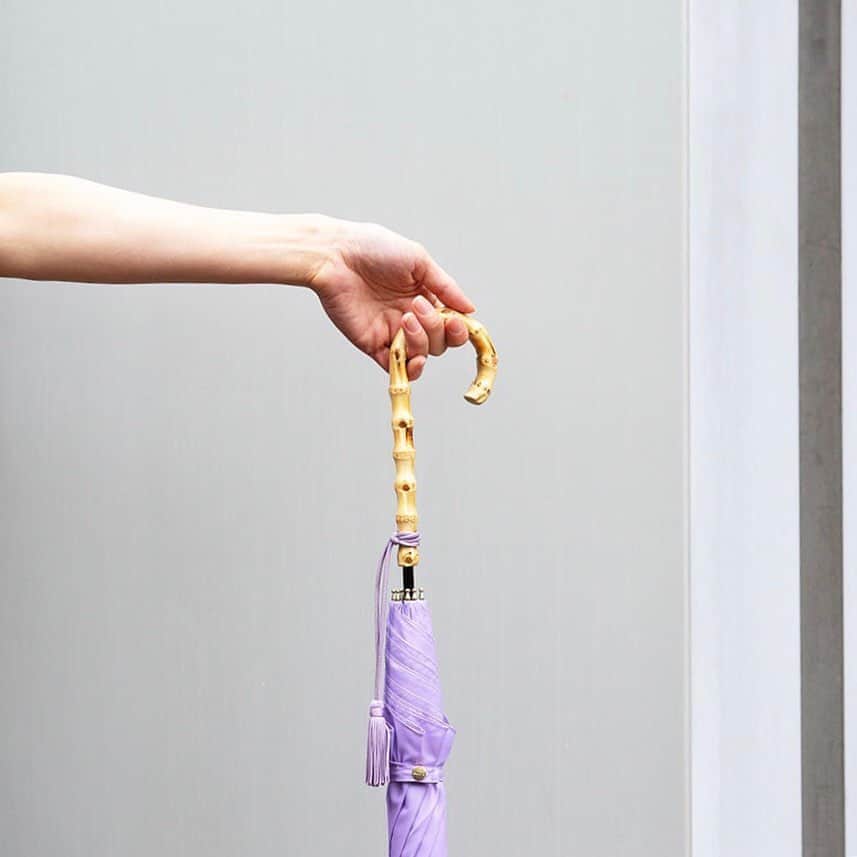 のインスタグラム：「.﻿ バンブーハンドルアンブレラ﻿ #umbrella ¥3,240 税込﻿ ﻿ ﻿ 大人気のROPÉのアンブレラ。持ちやすいバンブーハンドルにタッセルチャームがポイントです。﻿ ﻿ #fashion﻿﻿﻿﻿ #アンブレラ #カサ #かさ #傘 #雨傘﻿ #バンブー #バンブーハンドル﻿ #大人カジュアル #大人カジュアルコーデ #大人可愛い﻿﻿﻿﻿ #お仕事スタイル #お仕事コーデ #仕事コーデ﻿﻿ #きれいめカジュアル #きれいめコーデ﻿﻿ #ロペ #ROPÉ #ropejp﻿﻿﻿ ﻿﻿」