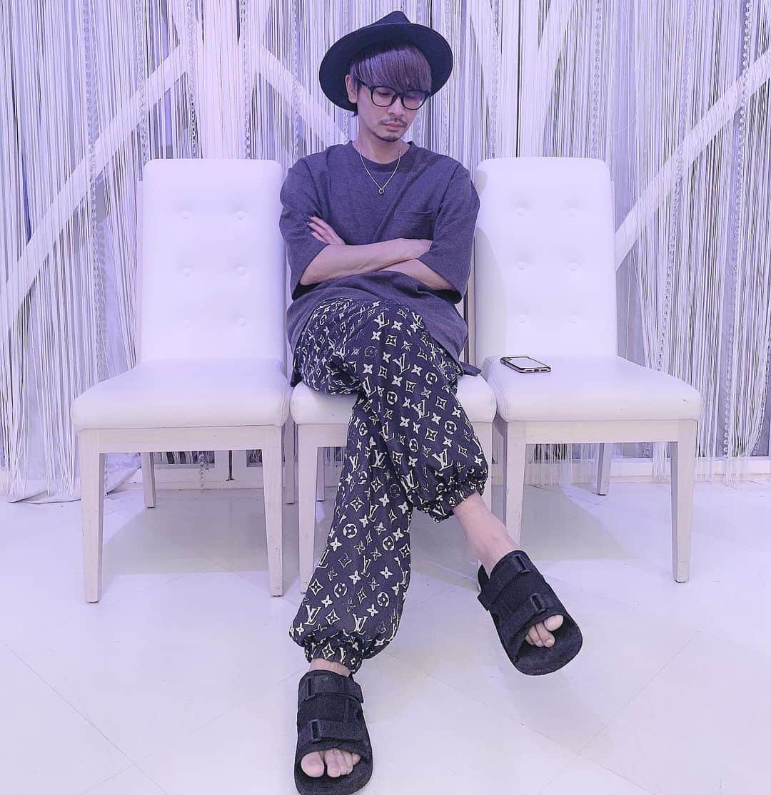 加代憲康さんのインスタグラム写真 - (加代憲康Instagram)「セミナー2分前😆瞑想してたら 撮られてた笑笑 今日は静岡セミナー ありがとうございました😭 バタバタでしたが 少しでも伝わったら嬉しいです😆 secret colorぜひ 一度サロンでやってください☺️ @arisa_taboo.k  ありさ😆本当いつも ありがと😭 @rinatea_25  忙しいのに出てくれてありがとね😆 @chihiro190926  最後までバタバタしててごめん☺️ またね😆ありがとー！！ ルフトさん☺️ミルボンさん ありがとうございました😆 遠方から来ていただいた 美容師さん達😭ありがとうございました💫静岡の美容師さん達ありがとうございましたぁ☺️」6月24日 21時25分 - kasshi_cleto