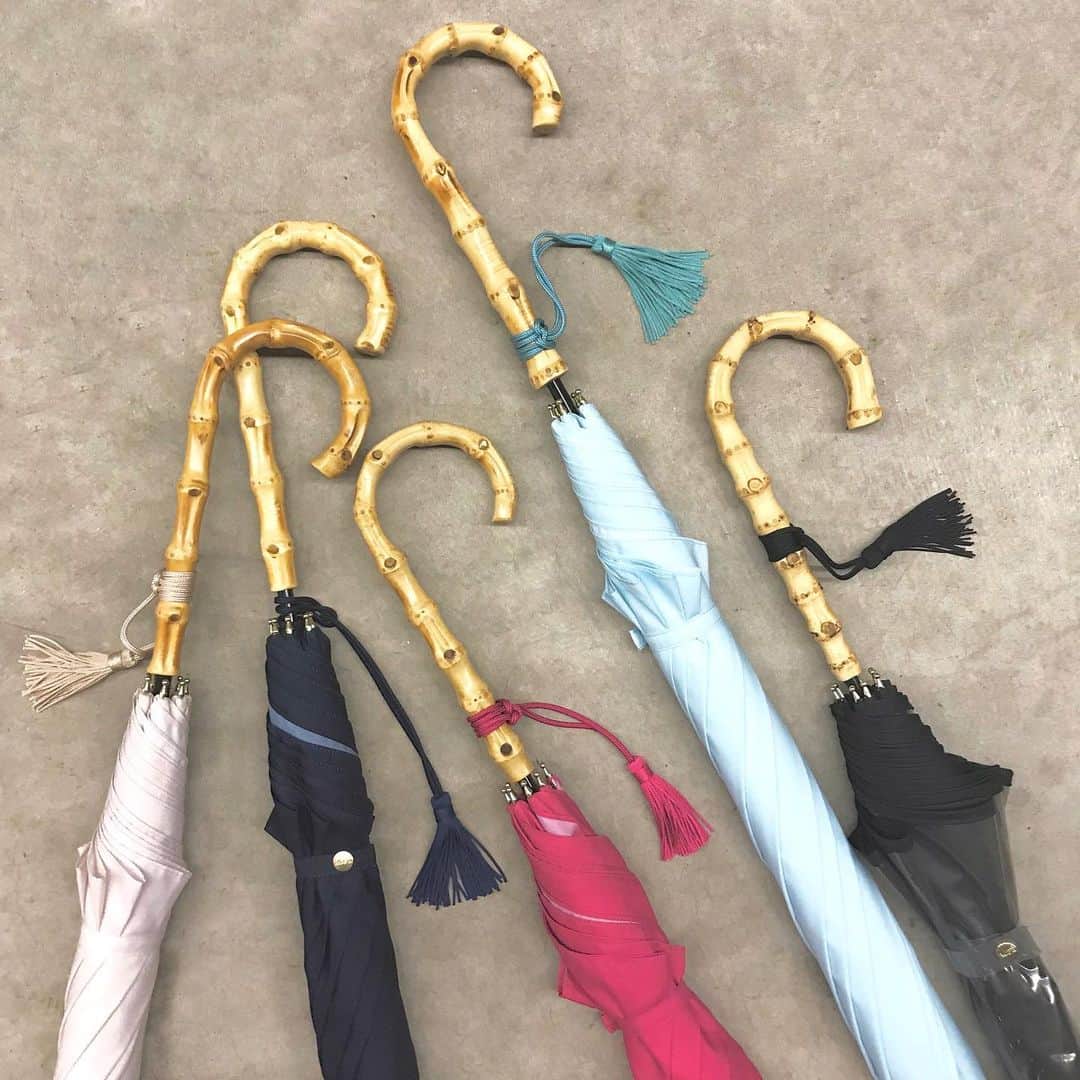 のインスタグラム：「.﻿ バンブーハンドルアンブレラ﻿ #umbrella ¥3,240 税込﻿ ﻿ ﻿ 上品なカラーで、雨の日にも気分をあげて使っていただけます。﻿ ﻿ #fashion﻿﻿﻿﻿ #アンブレラ #カサ #かさ #傘 #雨傘﻿ #バンブー #バンブーハンドル﻿ #大人カジュアル #大人カジュアルコーデ #大人可愛い﻿﻿﻿﻿ #お仕事スタイル #お仕事コーデ #仕事コーデ﻿﻿ #きれいめカジュアル #きれいめコーデ﻿﻿ #ロペ #ROPÉ #ropejp﻿﻿﻿ ﻿﻿」