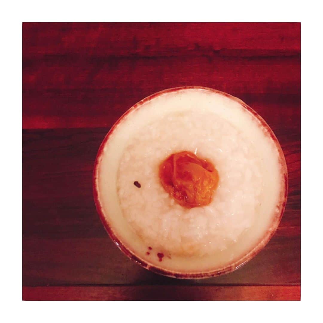 鈴木紗理奈さんのインスタグラム写真 - (鈴木紗理奈Instagram)「リオトは実家お泊り。  わたし1人東京。 寂しすぎるやろ。  自分のご飯はなぜこんなにも作る気にならないのか。笑  今日の晩御飯。お粥。 風邪じゃないで！笑  でも、お粥ってマジ美味いよな。 大好き。  #munehiroキッチン #紗理奈流dining」6月24日 21時25分 - munehirovoice