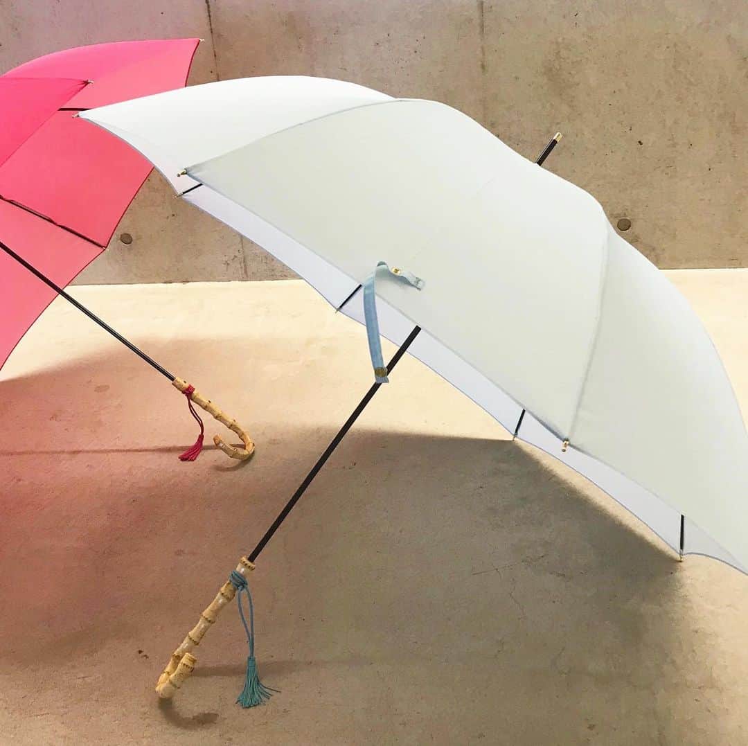 のインスタグラム：「.﻿ バンブーハンドルアンブレラ﻿ #umbrella ¥3,240 税込﻿ ﻿ ﻿ シンプルながら、傘をもつ姿を女性らしく美しく見せてくれます。﻿﻿ ﻿ #fashion﻿﻿﻿﻿ #アンブレラ #カサ #かさ #傘 #雨傘﻿ #バンブー #バンブーハンドル﻿ #大人カジュアル #大人カジュアルコーデ #大人可愛い﻿﻿﻿﻿ #お仕事スタイル #お仕事コーデ #仕事コーデ﻿﻿ #きれいめカジュアル #きれいめコーデ﻿﻿ #ロペ #ROPÉ #ropejp﻿﻿﻿ ﻿﻿」