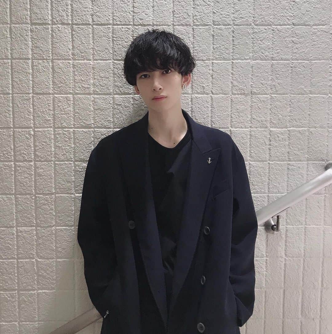 みっきーのインスタグラム：「﻿ ﻿ 髪色を久々に変えるか悩んでる👔💍﻿ オススメあったら教えてください🙏 ﻿ ﻿ ﻿ 👔&👕#the_reracs﻿ ﻿ #pierce #hermes﻿ ﻿ ﻿ ﻿ ﻿ #他撮り﻿ #上質code﻿ #miiiiickystyle﻿ #ネイビーカラー﻿ #黒髪﻿ #パーマ男子」
