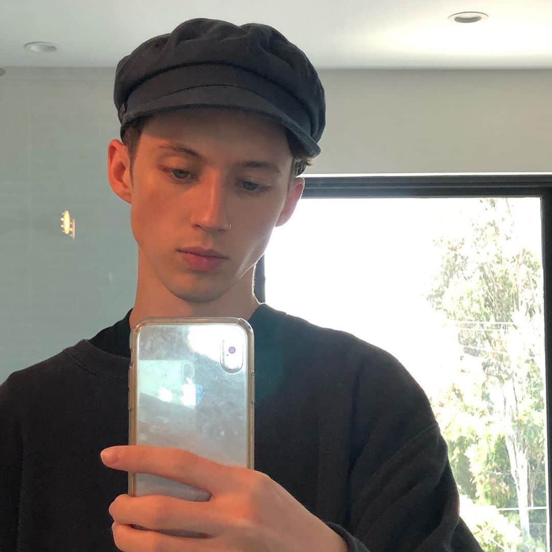 MTVさんのインスタグラム写真 - (MTVInstagram)「Might mess around and get really into hats. Please respect my privacy at this time 🎩 | 🔁 @troyesivan」6月24日 21時45分 - mtv