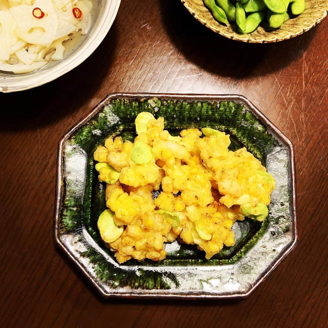 志摩有子さんのインスタグラム写真 - (志摩有子Instagram)「ゴールドラッシュを見つけたので、そら豆と小海老と合わせて今年初のかき揚げ。コロモを極力薄くするのがポイント。甘くて美味しい。たまらん。 #ゴールドラッシュ #とうもろこしのかき揚げ #大好物」6月24日 21時39分 - ariko418