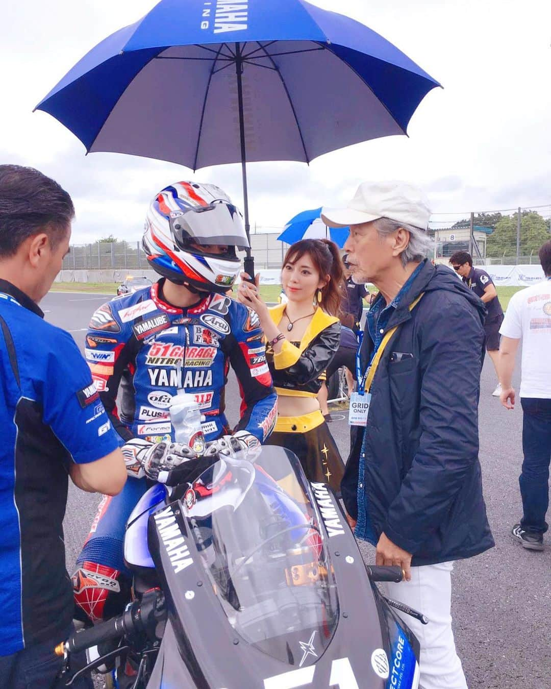 さわいえりさんのインスタグラム写真 - (さわいえりInstagram)「2019 全日本ロードレース選手権 筑波戦 ・ 《決勝結果》 ST600クラス  51GARAGE NITRO RACING  #1 岡本選手 優勝 #51 関野選手 18位  悪天候の中スタートした決勝レース。 Race1では、絶対にあり得ないだろうと思うレース展開に言葉をなくしましたが、、 Race2での岡本選手はPole to winを果たし、もぅ流石の一言。感動しました。 関野選手の9台抜きも素晴らしかったです！ もの凄いプレッシャーと、ライバルライダー達の中で、 2人の強いメンタルと明るさに、私が元気をもらいました。  後半戦もファイト〜〜〜👶❣️ ・ ・ ・ ・ ・ ・ ・ ・ ・ #全日本ロードレース#MFJ#mfj全日本ロードレース選手権#全日本ロードレース選手権#チームイワキ#岩城滉一#superbike#スーパーバイク#レースクイーン#バイク#モーターサイクル#モータースポーツ#ロードレース#ギャルオン#決勝レース#カメラマンさんと繋がりたい#カメラ好きな人と繋がりたい #サーキット#被写体#撮影モデル#撮影会#インフルエンサー#モデル#ギャルオン」6月24日 21時41分 - beauty_eri7