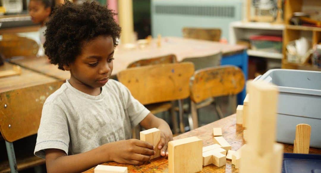 のインスタグラム：「#GagosianQuarterly: “There is a degree of creativity and joy that’s required in living a good, full life, and that’s what we want to help kids both master and, to some degree, retain.” —Alexander Kopelman  Founded in 2010, the Children’s Arts Guild is using creative expression to empower young people in defining who they are and who they want to be. For “Gagosian Quarterly,” co-founder Alexander Kopelman talks to Jennifer Knox White about the organization’s mission and future plans. Read the interview via the link in our bio!  ___________ @childrensartsguild  Photo: courtesy Children's Arts Guild」