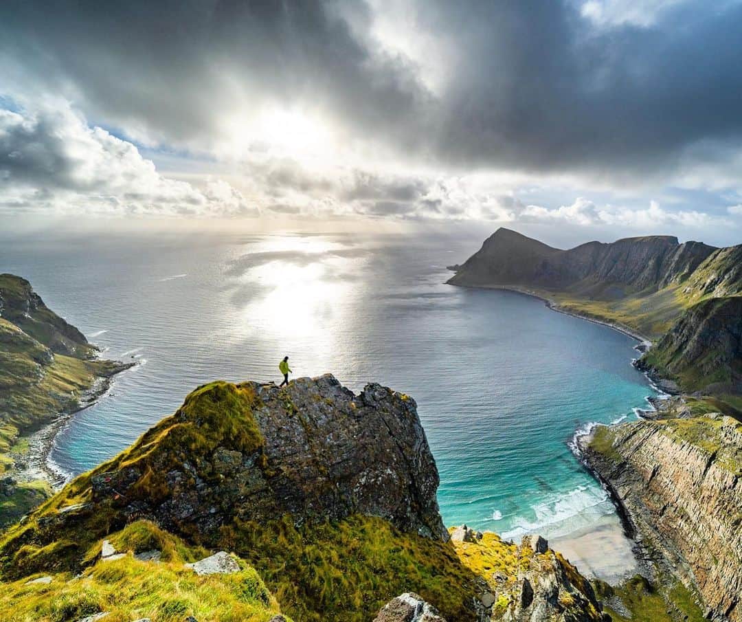 クリス・バーカードのインスタグラム：「When it comes to the camera, Dynamic Range is the truly the most important feature I look for. At 14 stops of dynamic range you have the ability to preserve critical parts of the image when shooting in harsh conditions. It can help find detail in the shadows & preserve the highlights... above and beyond a cameras megapixel count or low light sensitivity it’s the dynamic range that makes the difference if you find yourself shooting in these types of harsh conditions. Learning to full utilize this tool or feature takes a bit of time to learn, but all good things with the camera often do :) Shot in Lofoten Norway .  For those wondering this isn’t a feature that can be created it’s built into the sensor. I am shooting here with a Sony a7riii」