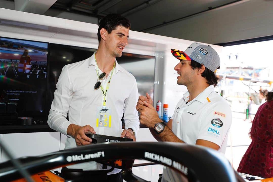ティボ・クルトゥワのインスタグラム：「Gracias a un gran madridista como @carlossainz55 por enseñarme su coche y hablarme de los detalles que hacen la diferencia en una carrera! 🏁🏎 Felicidades por tu gran trabajo este finde y a seguir así! 💪🏼💥」