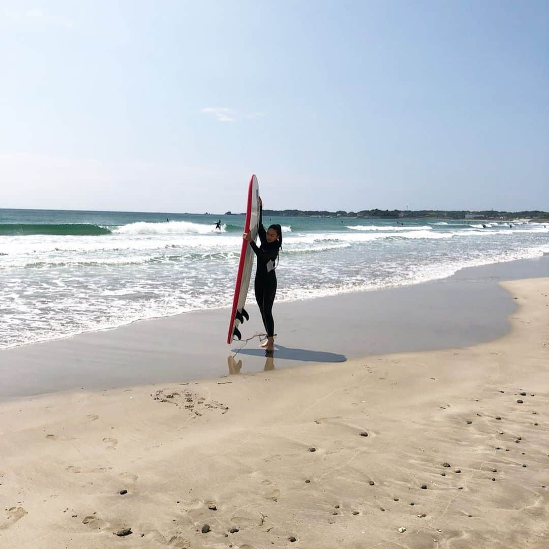 遊海 Yuumiさんのインスタグラム写真 - (遊海 YuumiInstagram)「Sunny day ☀️ First day of surf with @bossthelittlebeagle ❤️ i still cant stand up 🏄‍♀️ but soon like a pro ! 😆 photo taken by mom ❤️ finding happiness in life is wonderful ! いい天気。ボスと初サーフィン❤️ まだ立てないけど、もうすぐプロみたいに波に乗れるように頑張ろー。 ボスちゃんも初波乗り〜 人生楽しいこと作らなきゃね❤️#surfing #fingershape #surf #love #ocean #peace #peacemaker #hobby #joy #surfergirl #beagle」6月24日 21時44分 - yuumi_kato