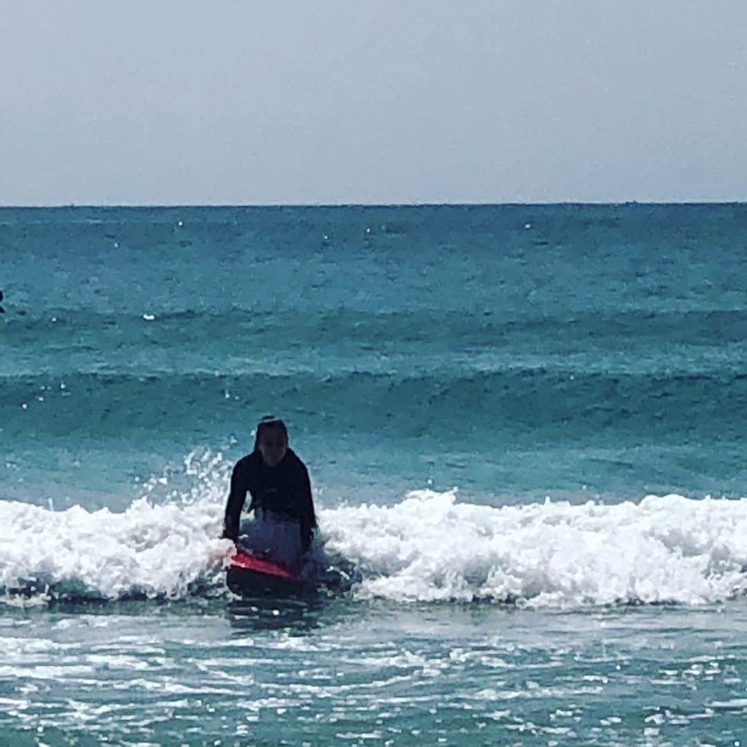 遊海 Yuumiさんのインスタグラム写真 - (遊海 YuumiInstagram)「Sunny day ☀️ First day of surf with @bossthelittlebeagle ❤️ i still cant stand up 🏄‍♀️ but soon like a pro ! 😆 photo taken by mom ❤️ finding happiness in life is wonderful ! いい天気。ボスと初サーフィン❤️ まだ立てないけど、もうすぐプロみたいに波に乗れるように頑張ろー。 ボスちゃんも初波乗り〜 人生楽しいこと作らなきゃね❤️#surfing #fingershape #surf #love #ocean #peace #peacemaker #hobby #joy #surfergirl #beagle」6月24日 21時44分 - yuumi_kato