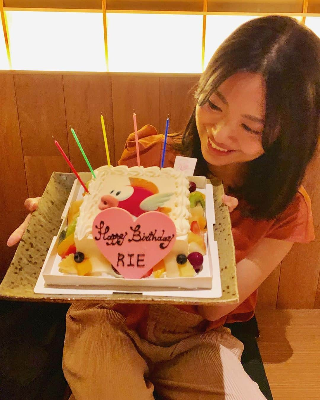 北原里英さんのインスタグラム写真 - (北原里英Instagram)「28歳になりました🎂 相変わらずお誕生日がだいすきです。笑 今年も無事ひとつ大人になりました 28歳の1年は映画やドラマにたくさん出たいな〜 そしてがっつり心も身体ももっていかれる舞台も、ちゃんとやりたい。 それからちゃんと、みなさんのお目にかかるような機会も作りたい。 あと、何度もリピートしてもらえるような人間になりたい！ お世話になった人に恩返しをしたい。 …言い出したらキリがない！笑 最近またまたお仕事に対してとても貪欲な気持ちです。 わたし、頑張ります！🔥 28歳の北原里英もどうぞよろしくおねがいします🥳✨ . 2019.06.24」6月24日 21時44分 - rie_kitahara_3