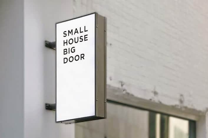 山内あいなさんのインスタグラム写真 - (山内あいなInstagram)「Small House Big Door（スモール ハウス ビッグ ドア）﻿ ﻿ とにかく買い物したいのとお洒落なホテルに泊まってみたいなぁということで、ソウル (ミョンドン)  のロッテ免税店が目の前にあるホテルに泊まったよ☺️﻿ 3泊したけど1人1万3千円くらいだった！安い。。！﻿ 内装も外観もデザイナーズだし無駄なものがなく無機質な雰囲気がかなり好みでした。﻿ 次韓国来た時もここに泊まりたいな☺️💭﻿ あと、チェックインの時にもらえたスコーンと毎朝もらえるコーヒーが格別でした☕️💓﻿ ﻿ #smallhousebigdoor﻿ #韓国旅行 #韓国 #seoul」6月24日 21時55分 - ainayamauchi3131