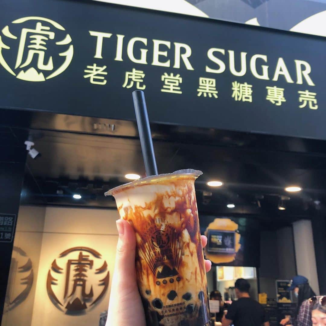 平野友里（ゆり丸）さんのインスタグラム写真 - (平野友里（ゆり丸）Instagram)「🐯 台湾で絶対行きたい〜って 思ってた #老虎堂黑糖專賣 🥤♥️ ・ ・ ・ 『黒糖ブラックパールミルクティー』  めっちゃくちゃおいしくて びっくりしたよ😳♥️ ♡  牛乳が多めで比較的甘めなんだけど、全然しつこくなくて、タピオカも食感も味もはなまる(T_T)💯 ♡  ちょ〜おいしかった〜☺️♥️ ♡ ・ ・ ・ ・  #台湾 #台湾旅行 #台湾女子旅 #台湾カフェ #台湾タピオカ #台北 #台北旅行 #台北カフェ #タピオカ #タピオカ巡り #タピオカ部 #タピオカ好き #タピオカグラム #タイガーシュガー #tigersugar #インスタ映え #フォトジェニック #映えカフェ #コーデ #おしゃれ好き #コーディネート #ツインテール #筍台湾 #ゆり丸コーデ #ゆり丸トラベル #ゆり丸 #アイドル #ゆり丸カフェ巡り」6月24日 21時54分 - yurimaruchan___