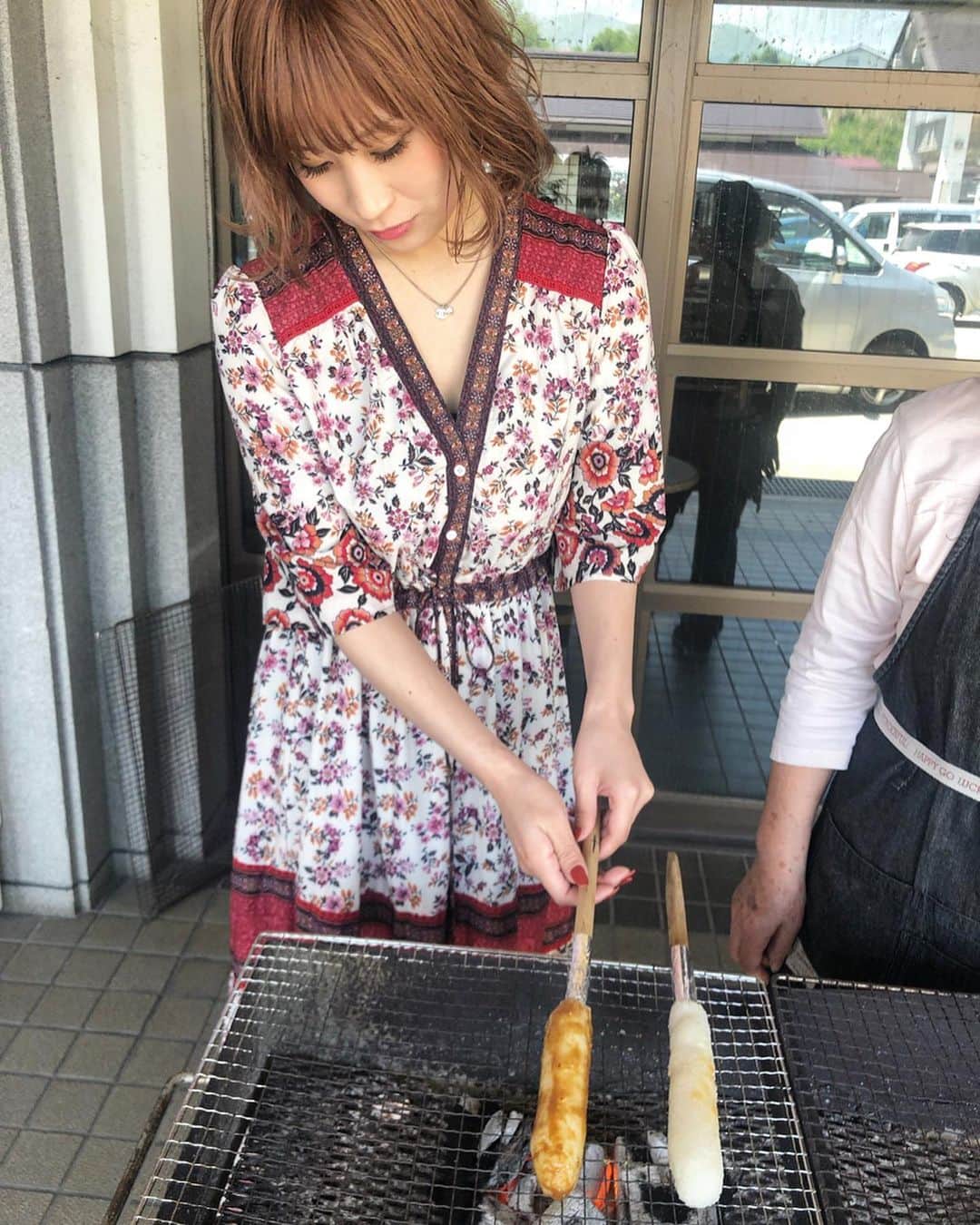 都築青空さんのインスタグラム写真 - (都築青空Instagram)「先日撮影しに行った 楽天トラベル『鹿角プレミアムツアー』の HPが本日6/24から公開になりました🎊 . . ツアーの様子と、 秋田県鹿角市の魅力をたくさん伝えているので よければ覗いてみてください😌💕 (プロフィールにURL設置しています◎) . . この写真は〈道の駅あんとらあ〉で 味噌たんぽ作りをしている様子💭 めちゃくちゃ美味しかった😋 . . @kazunocity_official	 #あおぞら旅日記 #鹿角プレミアムツアー#鹿角いいね#鹿角市#秋田 #道の駅あんとらあ#きりたんぽ #PR	#旅行#秋田旅行 #trip#kazuno#akita#tohoku#japan #japantrip」6月24日 21時54分 - aozora723