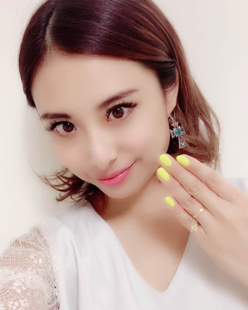のインスタグラム：「💛💅流行りにのってみた💅💛 目が覚めますわ🤤💤気合い入りますわ🔥 イエローさん🤩✨ . . . #Licana #LicanaNail #NewNail #2019summer #ネオンネイル #NeonNail #nail #yellow #TOKYO #JAPAN #JAPINA #Singer #1988 #KeepSmiling #KeepSinging #yolo #LuvMyLife #❤️」