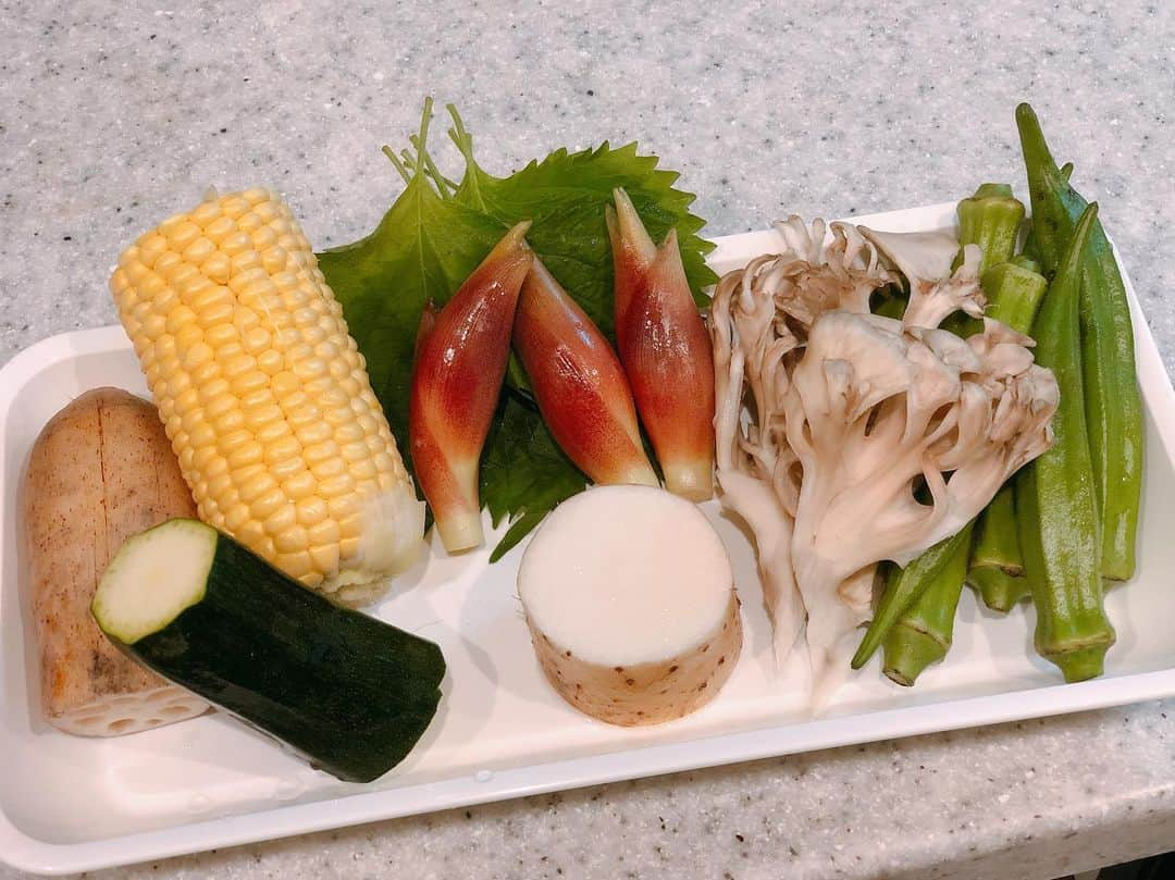 英玲奈さんのインスタグラム写真 - (英玲奈Instagram)「昨日の料理クイズの正解は！ →スワイプ #天ぷら でした！！ 初めて#米粉 の天ぷらにしてみました。 夫に揚げたてを食べて欲しいから、 お店みたいに一つづつキッチンから運んでコース形式に。 忙しくてこれしか写真撮れなかったw 米粉の天ぷらは、 揚げすぎるとかたくなりがちだけど、 サクッとすごく美味しくできました！ #グルテンフリー だから沢山食べられて幸せ╰(*´︶`*)╯♡ 今回は正解の方多かったね！  #料理 #クイズ #天ぷら #米粉の天ぷら #おうちごはん  #からだにやさしいごはん  #グルテンフリー #腸活 #美腸 #erenakitchen」6月24日 21時50分 - erena_erenyan