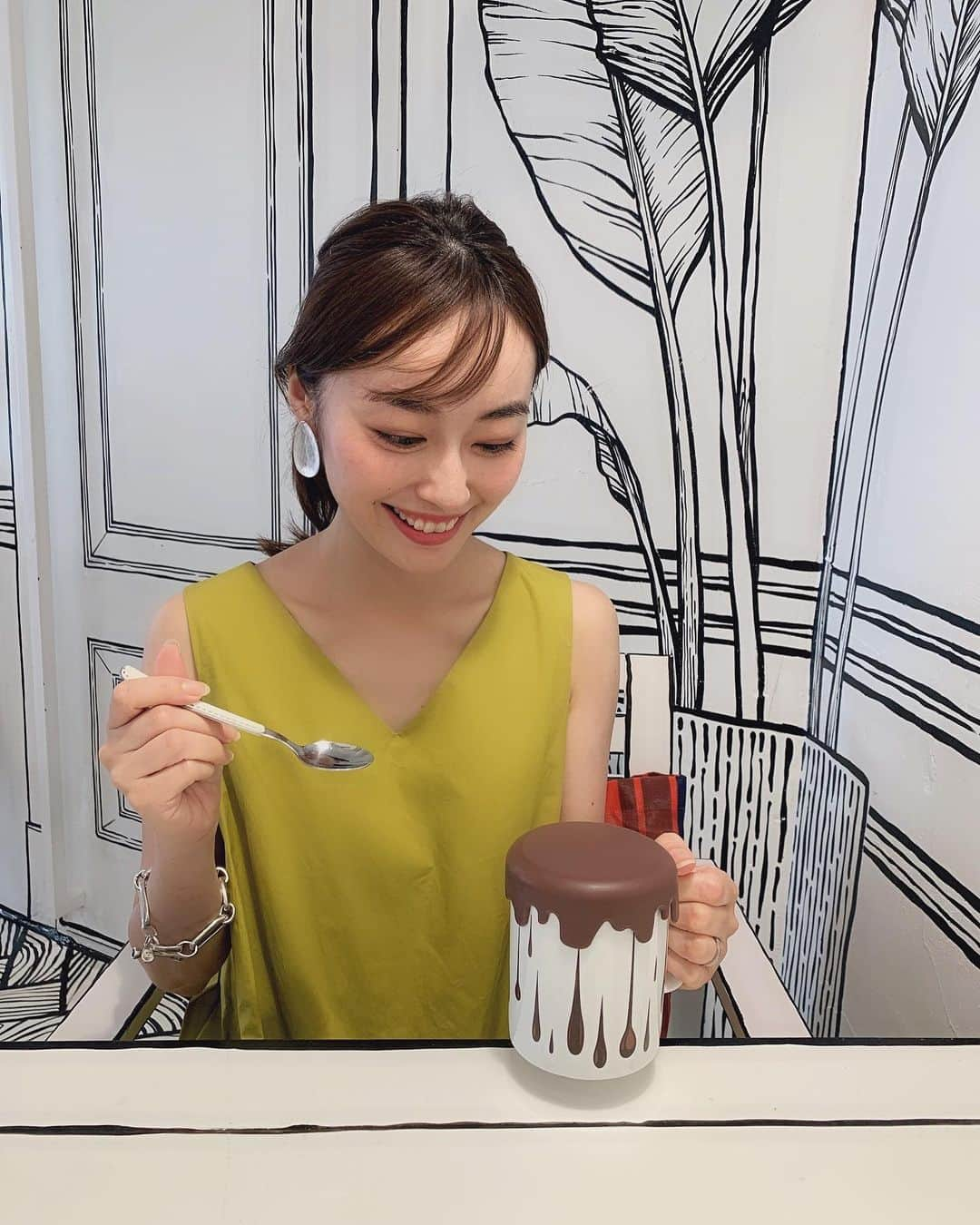 小祝麻里亜さんのインスタグラム写真 - (小祝麻里亜Instagram)「【CAFE延南洞223-14／カフェ ・延南洞 】 ． カフェ激戦区の延南洞でいちばん行きたかったカフェ、CAFE延南洞223-14に今回行きました☕️ ． 360度 見渡してると、自分自身が漫画の中に入り込んだ気分になれます☺️💘 ． 韓国ドラマ 『W -君と僕の世界-』の主人公になったつもりで、ぜひ写真を撮ってみて欲しい❤️笑 ． ． 漫画のようなビジュアルのマグカップに入った飲み物も、そしてデザートも甘さ控えめで美味しかったから、普通のカフェ利用でも👍ここは色んな国の観光客が1番いらっしゃった印象だから、各世界のメディアでも話題なんじゃないかなと予想🤔💕 ． ． ． 行き方👉地下鉄2号線・空港鉄道弘大入口駅3番出口が近いです！位置情報もつけたからMAPみてね！ ． ． ＿＿＿＿＿＿＿＿＿＿＿ #travel#cafe #CAFE延南洞223_14#韓国#ソウル #韓国カフェ #韓国旅行  #旅スタグラム #延南洞 #カフェスタグラム #ヨンナムドン #여행#여행기록 #여행스타그램# #연남동 #연남동카페 #카페추천 #카페 #카페스타그램」6月24日 21時51分 - maria_koiwai