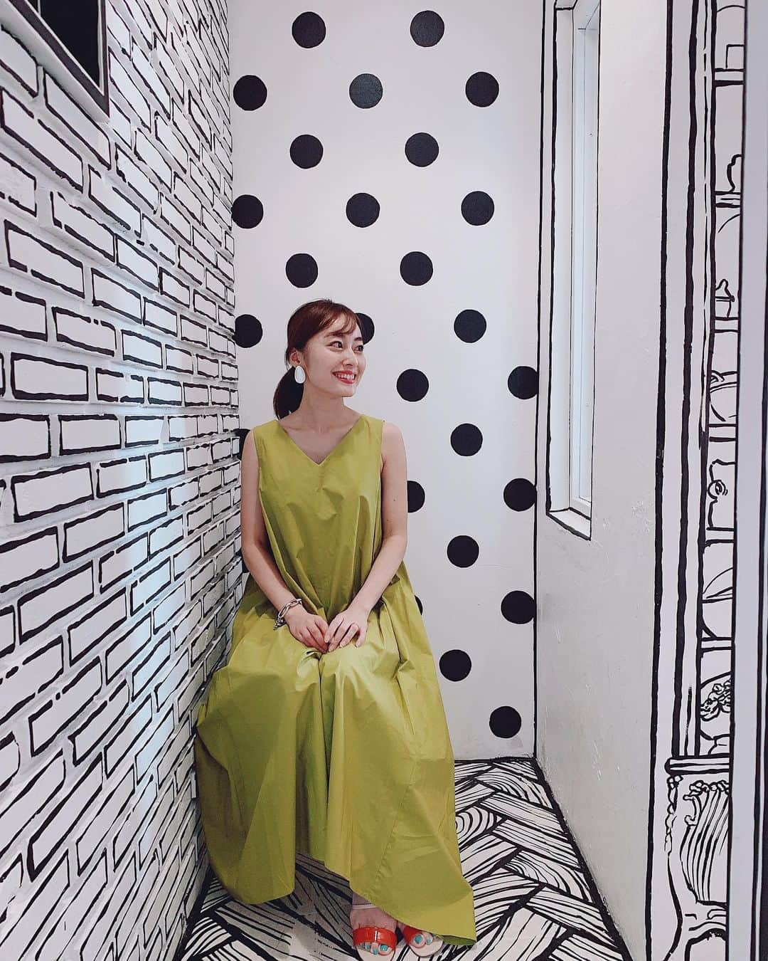 小祝麻里亜さんのインスタグラム写真 - (小祝麻里亜Instagram)「【CAFE延南洞223-14／カフェ ・延南洞 】 ． カフェ激戦区の延南洞でいちばん行きたかったカフェ、CAFE延南洞223-14に今回行きました☕️ ． 360度 見渡してると、自分自身が漫画の中に入り込んだ気分になれます☺️💘 ． 韓国ドラマ 『W -君と僕の世界-』の主人公になったつもりで、ぜひ写真を撮ってみて欲しい❤️笑 ． ． 漫画のようなビジュアルのマグカップに入った飲み物も、そしてデザートも甘さ控えめで美味しかったから、普通のカフェ利用でも👍ここは色んな国の観光客が1番いらっしゃった印象だから、各世界のメディアでも話題なんじゃないかなと予想🤔💕 ． ． ． 行き方👉地下鉄2号線・空港鉄道弘大入口駅3番出口が近いです！位置情報もつけたからMAPみてね！ ． ． ＿＿＿＿＿＿＿＿＿＿＿ #travel#cafe #CAFE延南洞223_14#韓国#ソウル #韓国カフェ #韓国旅行  #旅スタグラム #延南洞 #カフェスタグラム #ヨンナムドン #여행#여행기록 #여행스타그램# #연남동 #연남동카페 #카페추천 #카페 #카페스타그램」6月24日 21時51分 - maria_koiwai