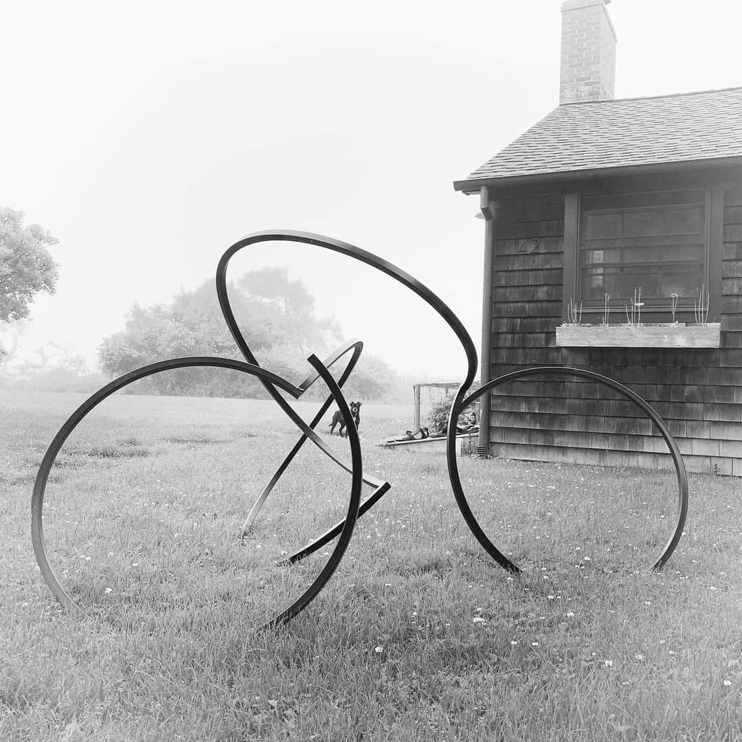 ジュリアン・ムーアさんのインスタグラム写真 - (ジュリアン・ムーアInstagram)「Montauk fog and @dee_briggs_studio beautiful sculpture. Milly in the background. 📸 @freundlich96」6月24日 21時51分 - juliannemoore