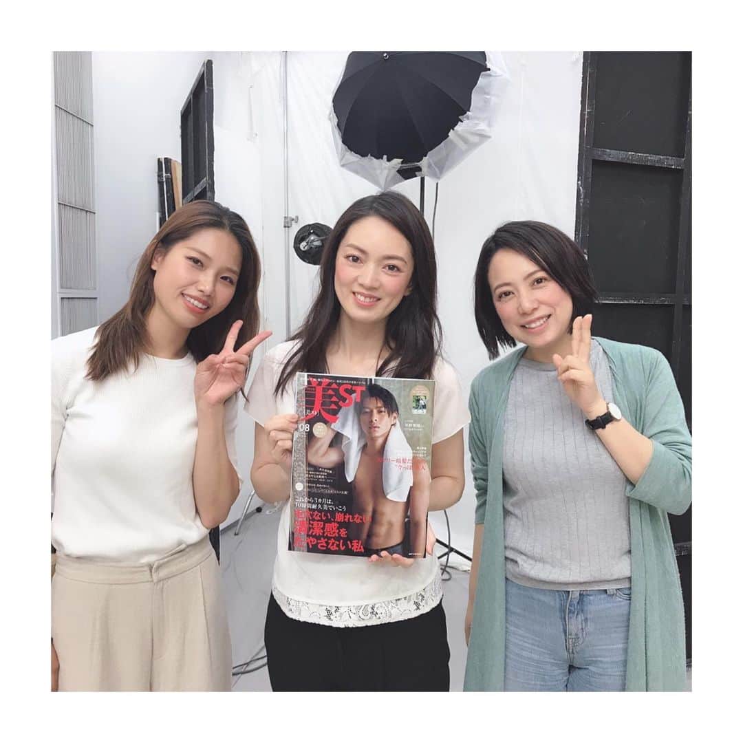 のインスタグラム：「＜美スト　ベスコス特集＞ コスメ好きにとっては興奮する時期がやってきましたね。 美スト8月号（6/17発売）で2019年上半期ベストコスメ大賞が掲載されています。 私も審査員をさせていただきました。 選ばれたコスメを見ましたがどれも納得の逸品です。 . そして、なんと、表紙がKing & Princeの平野紫耀さん。 誌面では、サービスショット満載でギャランドゥまで見えるのだとか！！！ 増刊号は表紙の写真が違うのでファンの方は２冊買いしてるそうですよ。 . 即完売して増刷されましたが、すでにいろんな本屋さんで売り切れています。 アマゾンも2019年6月27日に再入荷予定です。 購入希望の方はお早めに！ . 写真は 美スト9月号の撮影です。特集を組んでいただいたので、こちらも合わせてチェックしてみてくださいね。 . #美スト#bestory#美ストーリー#美story#美容雑誌#ベストコスメ#ベスコス#2019年ベスコス#2019年上半期ベスコス#KingandPrince#平野紫耀#キングアンドプリンス#キンプ#マイベストコスメ #美容女子 #美容大好き #コスメ垢 #コスメ部#小西さやか」