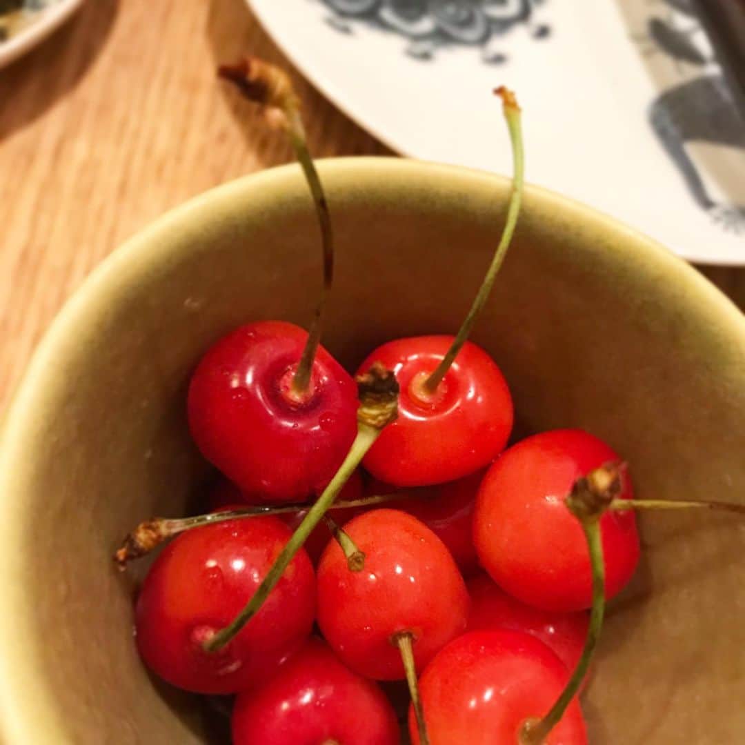朝倉真司のインスタグラム：「際限なく食べ続ける息子。 #旬」