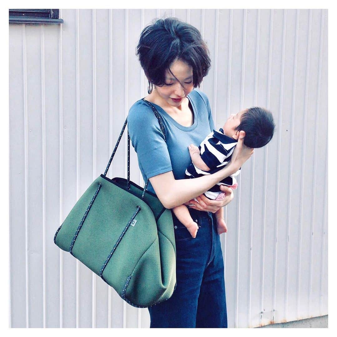 高木美知瑠のインスタグラム：「. 𝚀𝚋𝚊𝚐  𝚣𝚒𝚙 𓐠ⴾ . マザーズバッグ用に欲しいな思ってて 相談した結果やっぱり買ってしまった ➳♡ . 欲しい色が売り切れで しかも2色しか残ってなくて 悩んでカーキにしたけど 中がオレンジでめちゃ可愛い 𓏗𓏗 ❤︎ 見えてないけど𓂃𓏲𓍢.。 #tokyo#japan#fashion#code#coordinate#ootd#outfit#style#wear#mother#mothers#baby#girl#ママ#ファッション#服#私服#コーデ 寝不足なのか顔が痒くて。 最近 写真 撮ると化粧してないのに チーク塗っとるみたいなる 𓇠𖥧 @qbag_japan #マザーズバッグ #sweet #スウィートインスタ」
