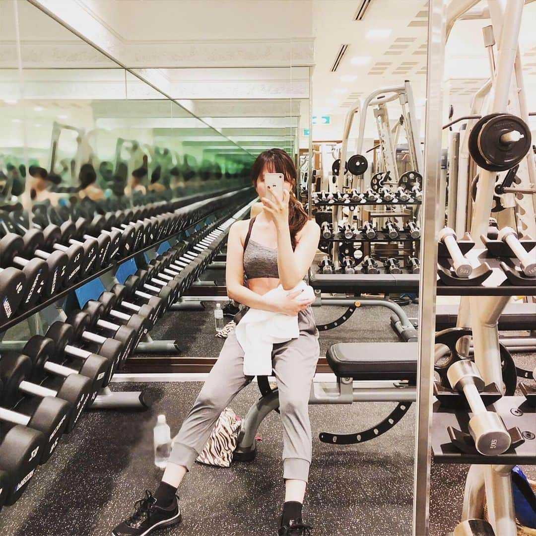 福田友理子さんのインスタグラム写真 - (福田友理子Instagram)「* * gym🏋️‍♂️ * 夏なので街でもすっかりノースリーブの人が多い季節ですが、 二の腕がほんとに全く痩せないので、（細い人うらやましい！）最近ダンベルを一生懸命持ち上げてます😭🏋️‍♂️ * まだ小さいやつですが、大きいのも持てるようになりたい😇 二の腕によく効く筋トレ、運動ってなんだろう🧐🏋️‍♂️ やっぱり腕立て伏せとかかな？？ * * #gym #training #sports #🏋️‍♂️」6月24日 13時00分 - yuriko.fu