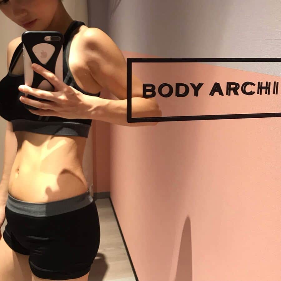 長谷川あやさんのインスタグラム写真 - (長谷川あやInstagram)「🏋️‍♀️🏋️‍♀️🏋️‍♀️ #bodyarchi #gym #beauty #pr #diet #セルフエステ ・ ・ ・ 産後の体型についての質問が たくさんきていたのでお答えします🙆‍♀️💡 ・ 妊娠中15キロ増量し 入院中に体重は元どおりに なったものの体型はなかなか 元どおりには戻らずでした😭💔 （とくにお腹周辺、、、泣） ・ と、いうことでエステとジムを 共存させたセルフエステスタジオBODY ARCHI銀座店が 6月25日オープンというこで 一足お先に体験してきたよ😋 （月額10.000円〜の定額制通い放題なの‼️） ・ 2枚目4枚目は施術後の様子✨ 毎日小夏を抱っこしてるから 腕はトレーニングの必要ないくらい 勝手にむきむきになってしまいましたが 笑 なんと一回の施術でなくなりかけてた くびれがくっきりとっっっ😍‼️ ・ 施術中も終わったあとも じんわりかく汗が気持ちいい💛 ・ 銀座、有楽町、新橋全ての駅から 徒歩圏内‼️先行予約受付中だよ😏✌️」6月24日 12時58分 - ayasuke_0516