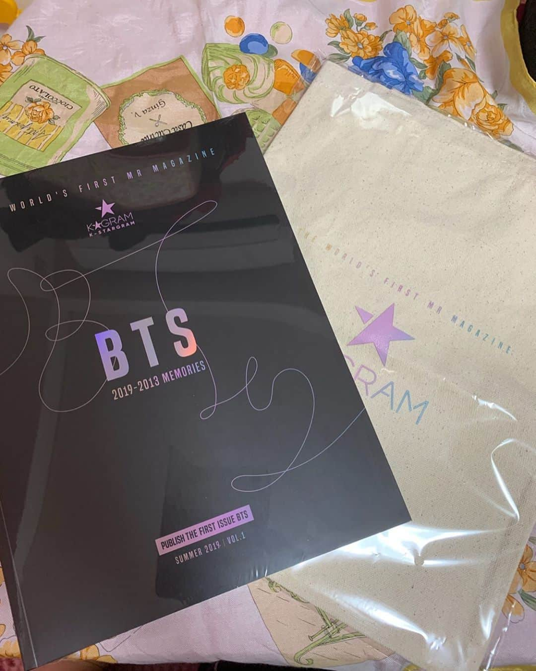 satomiさんのインスタグラム写真 - (satomiInstagram)「届いた～大好きなBTSグッズ😊🇰🇷 ・ ・ K-STARGRAM Summer 2019／VOL.1　BTS 2019-2013 MEMORIESだよ💓 * *  ネタばれしちゃうからお見せできないけど BTSファンにはたまらない♡♡ ・ ・ トートバッグもわんちゃんのお散歩バッグ🐶 にして使おっと♡ ・ ・ 韓国グルメもコスメもドラマも好き☺︎❤︎ そろそろ韓国行きたいなー( ˶ˆ꒳ˆ˵ )❤︎ * *  #BTS  #BASE  #MRマガジン  #韓国  @phytogram.homme  #BTS #防弾少年団 #bts好きな人と繋がりたい #写真集 #asagakeで体験 #韓国行きたい」6月24日 13時00分 - saatoomii47