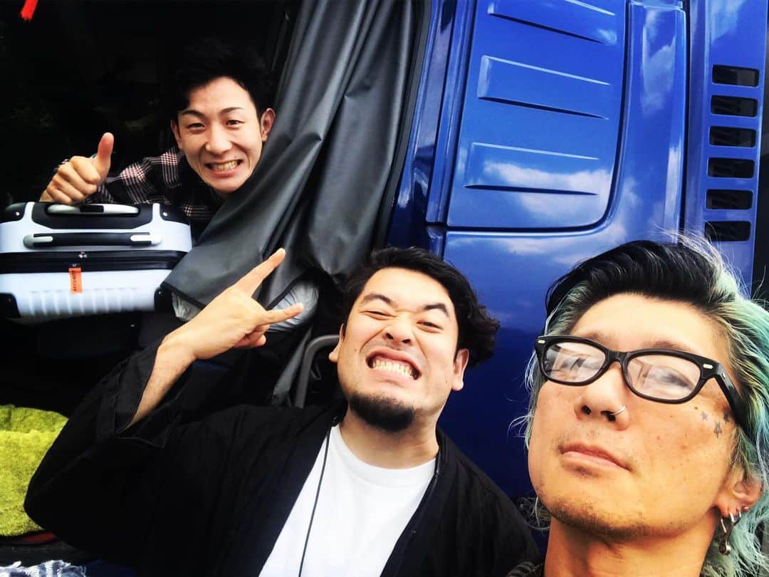 Ju-kenのインスタグラム：「Team 大黒 on 北の大地の道の上より愛を込めて  いいよぉ、北海道♫  @makiohguro #musicmuscletour2019」