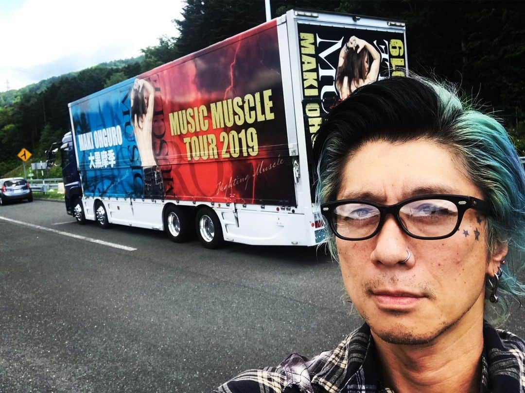 Ju-kenさんのインスタグラム写真 - (Ju-kenInstagram)「Team 大黒 on 北の大地の道の上より愛を込めて  いいよぉ、北海道♫  @makiohguro #musicmuscletour2019」6月24日 13時09分 - jkn627