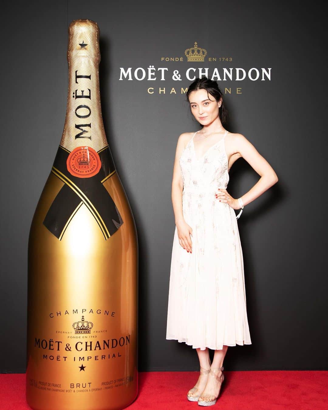 エミ・マイヤーのインスタグラム：「😁Moët Chandon 150th anniversary party // Dress by #asos Shoes by #stuartweitzman」