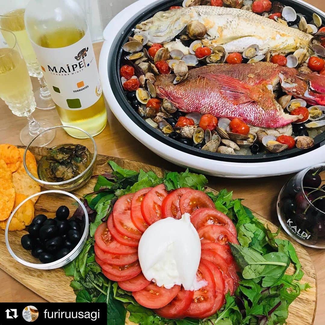 カーヴ 公式アカウントさんのインスタグラム写真 - (カーヴ 公式アカウントInstagram)「旦那様の釣ってきたお魚でアクアパッツァ😍🙌素敵過ぎます‼︎‼︎😋 どんよりとしたお天気からのスタートですが今週も頑張りましょう☔️🥂✨ . . . カーヴでフォローさせて頂いた方、または#おうちバル を付けて投稿すると、カーヴでシェアさせていただきます！ . . . #cave #cavewines . . . #Repost @furiruusagi with @get_repost ・・・ #アクアパッツァ #カルディ購入品 . 旦那が宮古島で釣ったデッカイ魚で贅沢アクアパッツァ🐠🐟 . 同じ白身魚なのに味も食感も違くて、どっちも美味しかった🤤✨ . #白ワインと共に 最 ＆ 高😍 . 白ワインもけっこう前にKALDIで買ったやつ🥂 全体的に味がしっかりしてて、酸味はあるけど甘みもあってバランスいい感じ。 でも、最後の方飽きたな。 . KALDIで初めて買った、#ブッラータチーズ はめっっっちゃ美味しかった！ どの料理にも負けない濃いー味✨ #絶対リピ . #シメのデザート は、#ティムタム #コーヒーと共に 。 からの～～ #ハーゲンダッツ 🍦✨ . . . #家飲み #家呑み #おうち居酒屋 #おうちバル #白ワイン #白ワインに合う #maipe #ヘルシーおつまみ #白ワイン好き #カルディ #手作りアクアパッツァ #ブッラータチーズのカプレーゼ #アメリカンチェリー🍒 #ハーゲンダッツ期間限定 #キャラメルバタークッキー #コーヒー #ネスプレッソカプセル」6月24日 13時13分 - cavewine