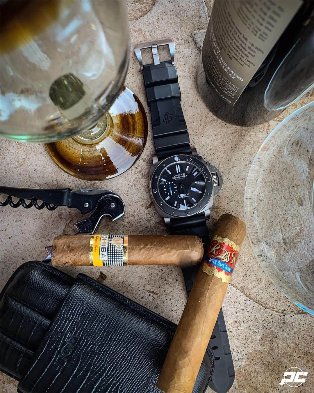 パネライのインスタグラム：「Perfect way to end the first night here in Sedona. Time to relax with the wifey and a glass of wine paired nicely with the #Panerai #PAM1389 Amagnetic 47mm Titanium Submersible with ceramic bezel . #Cohiba #RoyalOaksCigars #WOLF1834 #paneraicentral」