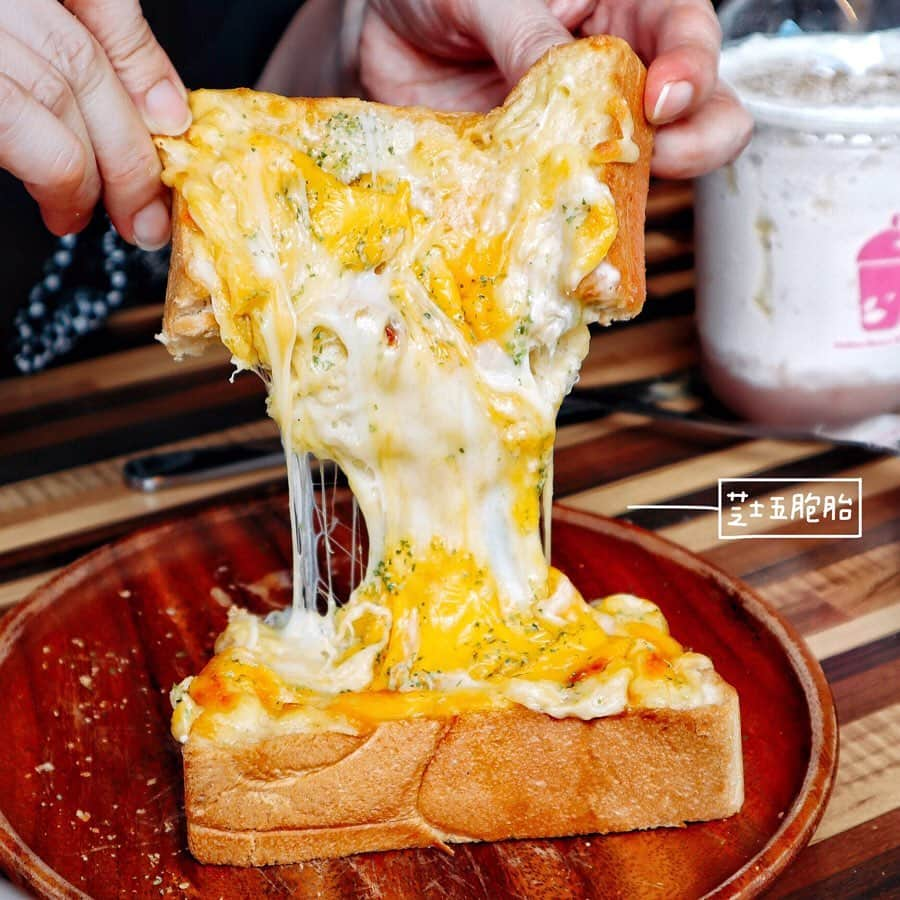 4foodie, for foodieさんのインスタグラム写真 - (4foodie, for foodieInstagram)「📍Taipei, Taiwan 慢慢喝金花 / 以下餐點及價位 吃茶 $55 美味程度：🌕🌕🌕🌕🌗 💡補充💡上層是奶蓋和金盞花🤤淡淡香氣很加分！然後底下「全部」都是高山茶做的茶凍！很酷～💓喝起來超清爽，不會太甜，茶味出色，奶蓋份量剛好所以也不會太膩，非常適合夏天🌞 大芋奶奶 $85 美味程度：🌕🌕🌕🌕🌑 💡補充💡超級無敵滿的大甲芋泥！加上主恩鮮乳，濃醇香🐄芋泥雖然超多但不會太甜膩，是很自然剛好的甜度🙌🏻口感綿密不會沙沙的，而且還喝的到芋頭顆粒，絕對是芋頭控會很滿意的飲品～🤩要記得攪拌均勻再喝哦！ 來場豔芋吧 $70(M) 美味程度：🌕🌕🌕🌗🌑 💡補充💡這是重乳冰沙系列🥰很解渴因為士冰沙，但因為是冰沙芋頭味道跟上面那款相比，比較淡一些！但還是算濃郁的💓只是硬要比的話，重度芋頭控我會建議選上面那杯，這杯非常清涼🙌🏻裡面添加熟成蜂蜜讓喝起來多了點蜂蜜香，層次感不錯👌🏻建議不要喝太久不然味道容易被沖淡哦！ 芝士五胞胎 $65 美味程度：🌕🌕🌕🌗🌑 💡補充💡起司白醬+雙色起士絲+莫札瑞拉起司+起士片！使用的也是豆奶厚片吐司，起司的鹹香配著吐司真的很絕配！而且加利了不同的起司，讓口味上不會太單調，起司控會大愛❤️🧀️牽絲程度也是浮誇等級！原本以為會很膩，但身為起司控的我真的一下子就掃光他了！！！而且吐司是厚片的所以吃完真的好飽🤣 芋你相遇 $65 美味程度：🌕🌕🌕🌑🌑 💡補充💡香草奶油醬+大甲芋泥+白玉珍珠！超邪惡組合🙂使用的是豆奶厚片吐司，份量感十足！但畢竟是甜點，偏甜一些所以還是建議分食比較不膩🙌🏻珍珠硬要說的話算偏軟，但還是帶點嚼勁，不會太爛！還不錯👌🏻 整體： 環境衛生：🌕🌕🌗🌑🌑 服務態度：🌕🌕🌕🌗🌑 再訪意願：🌕🌕🌕🌕🌑 🗺台北市萬華區內江街17號 🚇捷運西門町站1號出口 ☎️0900-761-390 ⏰10：00-17：30 (週一公休) 🍽2019.06.19到訪用餐 💡補充💡這家是戶外路邊的座位，沒有室內哦！位子蠻少的，人多時可能需要稍等一下！ #4foodie #4foodie西門町站 #西門町美食 #台北美食 #台北早餐 #起司 #起司控 #芋頭 #芋頭控 #西門町 #慢慢喝金花 #三明治 #吐司 #早餐 #taipei ©版權所有，不得轉載copyrights reserved space」6月24日 13時17分 - 4foodie