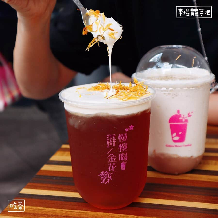 4foodie, for foodieさんのインスタグラム写真 - (4foodie, for foodieInstagram)「📍Taipei, Taiwan 慢慢喝金花 / 以下餐點及價位 吃茶 $55 美味程度：🌕🌕🌕🌕🌗 💡補充💡上層是奶蓋和金盞花🤤淡淡香氣很加分！然後底下「全部」都是高山茶做的茶凍！很酷～💓喝起來超清爽，不會太甜，茶味出色，奶蓋份量剛好所以也不會太膩，非常適合夏天🌞 大芋奶奶 $85 美味程度：🌕🌕🌕🌕🌑 💡補充💡超級無敵滿的大甲芋泥！加上主恩鮮乳，濃醇香🐄芋泥雖然超多但不會太甜膩，是很自然剛好的甜度🙌🏻口感綿密不會沙沙的，而且還喝的到芋頭顆粒，絕對是芋頭控會很滿意的飲品～🤩要記得攪拌均勻再喝哦！ 來場豔芋吧 $70(M) 美味程度：🌕🌕🌕🌗🌑 💡補充💡這是重乳冰沙系列🥰很解渴因為士冰沙，但因為是冰沙芋頭味道跟上面那款相比，比較淡一些！但還是算濃郁的💓只是硬要比的話，重度芋頭控我會建議選上面那杯，這杯非常清涼🙌🏻裡面添加熟成蜂蜜讓喝起來多了點蜂蜜香，層次感不錯👌🏻建議不要喝太久不然味道容易被沖淡哦！ 芝士五胞胎 $65 美味程度：🌕🌕🌕🌗🌑 💡補充💡起司白醬+雙色起士絲+莫札瑞拉起司+起士片！使用的也是豆奶厚片吐司，起司的鹹香配著吐司真的很絕配！而且加利了不同的起司，讓口味上不會太單調，起司控會大愛❤️🧀️牽絲程度也是浮誇等級！原本以為會很膩，但身為起司控的我真的一下子就掃光他了！！！而且吐司是厚片的所以吃完真的好飽🤣 芋你相遇 $65 美味程度：🌕🌕🌕🌑🌑 💡補充💡香草奶油醬+大甲芋泥+白玉珍珠！超邪惡組合🙂使用的是豆奶厚片吐司，份量感十足！但畢竟是甜點，偏甜一些所以還是建議分食比較不膩🙌🏻珍珠硬要說的話算偏軟，但還是帶點嚼勁，不會太爛！還不錯👌🏻 整體： 環境衛生：🌕🌕🌗🌑🌑 服務態度：🌕🌕🌕🌗🌑 再訪意願：🌕🌕🌕🌕🌑 🗺台北市萬華區內江街17號 🚇捷運西門町站1號出口 ☎️0900-761-390 ⏰10：00-17：30 (週一公休) 🍽2019.06.19到訪用餐 💡補充💡這家是戶外路邊的座位，沒有室內哦！位子蠻少的，人多時可能需要稍等一下！ #4foodie #4foodie西門町站 #西門町美食 #台北美食 #台北早餐 #起司 #起司控 #芋頭 #芋頭控 #西門町 #慢慢喝金花 #三明治 #吐司 #早餐 #taipei ©版權所有，不得轉載copyrights reserved space」6月24日 13時17分 - 4foodie