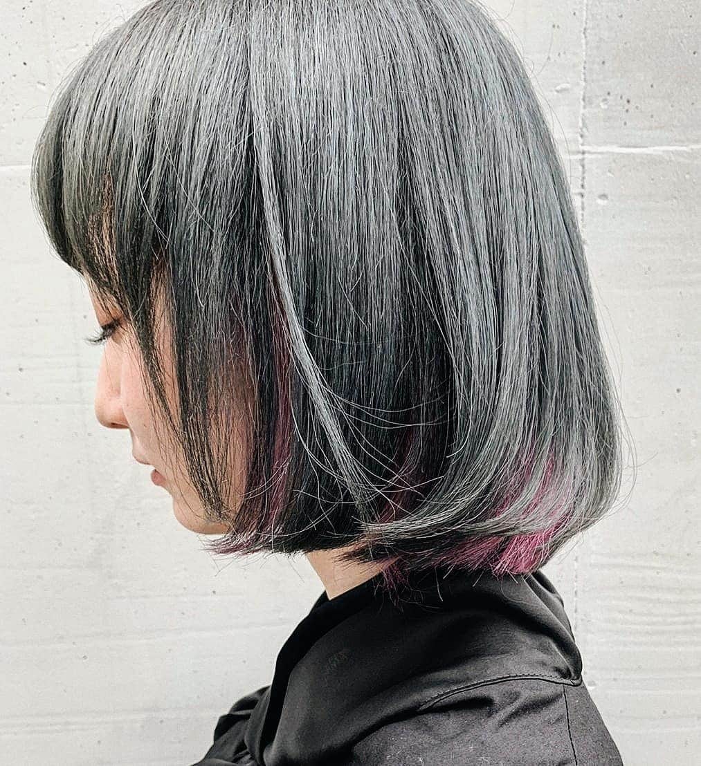 時田健太さんのインスタグラム写真 - (時田健太Instagram)「グレージュとピンクのインナーカラー  トップはグレーとブルーを足した色味に  インナーカラーにピンクの酸性カラーしています！  前の履歴と合わせて7回のブリーチをしています  ケアブリーチと髪質改善美髪チャージのサイエンスアクアでサラサラに  サイエンスアクアは「髪の毛のクセを抑えてくれる効果」と傷んで乾きにくくなった髪が「早く乾く髪」になります。  そしてブリーチで傷んでしまった髪でも「ハリコシが復活する」効果までえられるます！  ブリーチで傷んでしまってチリチリになった方はサイエンスアクアでハリコシを与えてあげるのがオススメです☀️ サイエンスアクア￥12000  ６月もあと少しですが空きがまだあるのでお待ちしてます🙋  #tetecoquette#tetenico#テテコケット#ダブルカラー#デザインカラー#ブリーチカラー #古着女子#マッシュウルフ#ホワイトカラー#ハイトーン#GINZA#FUDGE#FRUITS#ショートボブ#オン眉#ウルフカット#ボブが好き#ミディアムウルフ##fashion#ヘアスタイル#ハイトーンカラー#時田健太#テテニコ#サイエンスアクア#ピンクカラー#インナーカラー」6月24日 13時20分 - tokikenta