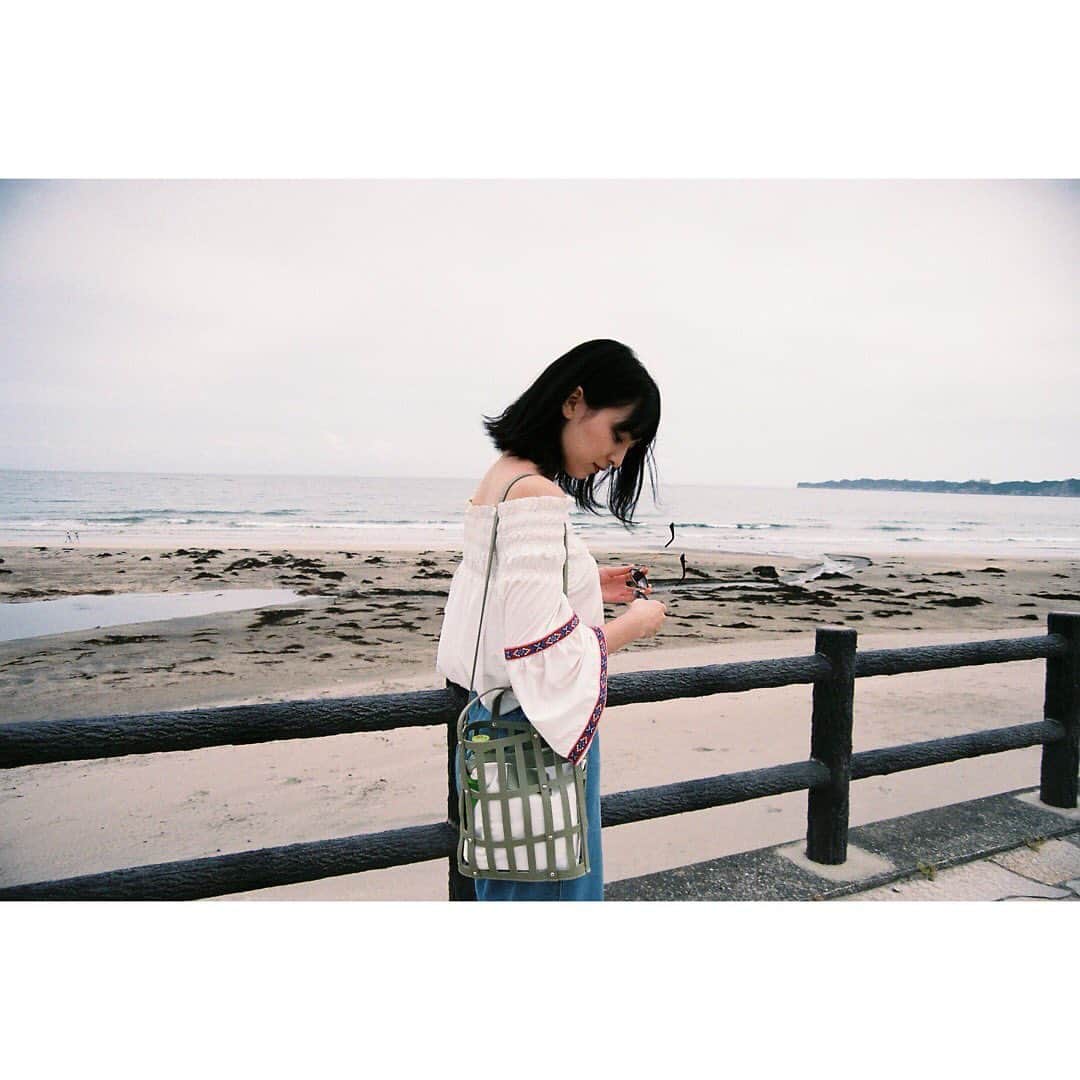 長尾寧音さんのインスタグラム写真 - (長尾寧音Instagram)「new bag♡﻿ ﻿ 意外と荷物が入るバッグ @ts.selection﻿ ﻿ よーくみると﻿ ペットボトル入れちゃったりしてて😳﻿ ﻿ ﻿ ﻿ たくさん写真撮ってもらったから﻿ おんなじような色味の写真ばっかりで﻿ つまらなくならないようにしますが﻿ お付き合いお願いします🥺❤️﻿ ﻿ #film #sea」6月24日 13時31分 - nagaoshizune_official