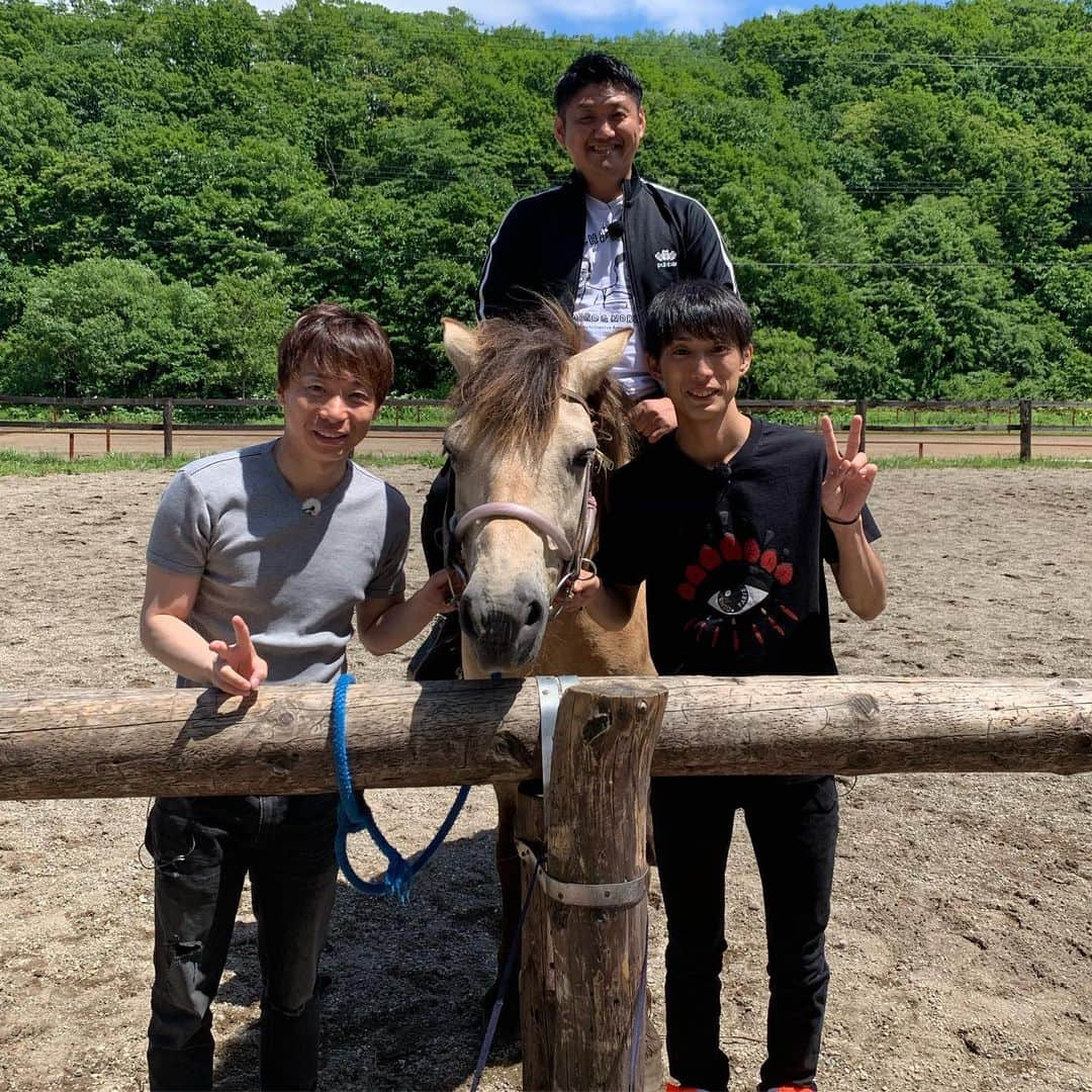 お兄ちゃんのインスタグラム：「馬とのふれあい in 函館 🐴✨ 豪華な口取り風景😊 馬主・池添謙一 調教師・藤岡康太 騎手・お兄ちゃん 馬・どさんこあさひ号  貴重な体験です✨  函館、サイコー❗️❗️ #謙聞録 #netkeiba #函館 #函館競馬 #はこだて観光大使 #どさんこファーム #池添謙一 #藤岡康太 #ビタミンＳお兄ちゃん」