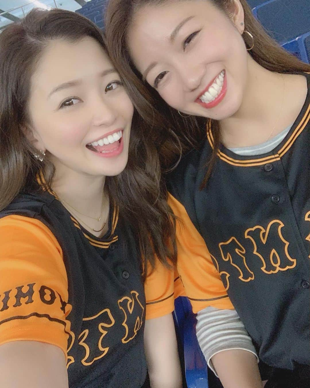 陽菜えみるさんのインスタグラム写真 - (陽菜えみるInstagram)「. 巨人オリ交流戦3戦目⚾️🔥🔥 . この日は初めて東京ドームで 現地実況配信してみました😆🙌 ドームはあまり電波が良くなく たまに固まっちゃったりも してたみたいですが ゲリラ配信観てくれた皆さん ありがとう🙏🌈✨✨✨ . 野球好きさんはもちろんだけど 現地に観に行ったことない方も 興味持ってくれるのが本当嬉しい😋🎶 #野球好きさん増やそう協会 会長やろうかな、、、、(笑) . 周りの状況や配信協力してくれる 友達あっての現地配信‼️‼️ リスナーさんからも大人気だった 協力してくれたあすか🥰 ぴょんすありがとね〜っ😍❤️❤️ . . #プロ野球 #読売ジャイアンツ #ジャイアンツ #読売巨人軍 #巨人 #原巨人 #和と動 #巨人ファン #ジャイアンツファン #野球好きと繋がりたい #巨人ファンと繋がりたい #ユニフォーム #ユニフォーム女子 #ユニフォームマジック #tokyogiants #交流戦 #オリックス #オリックスバファローズ #野球好き #無類の野球好き #イチナナ #イチナナライバー #陽菜えみる」6月24日 13時34分 - emiru_haruna