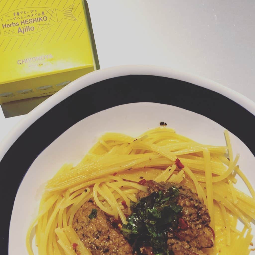 ひうらさとるのインスタグラム：「青春アヒージョでパスタ。美味しかったけど、欲張って一人で一缶使っちゃった。ほぐして三人分くらいの量だったかも…。 塩分たぶんすごい…。 #青春アヒージョ」
