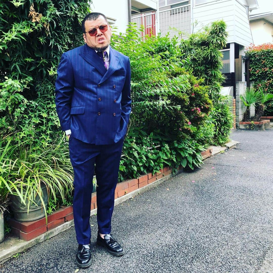 くっきー（川島邦裕）さんのインスタグラム写真 - (くっきー（川島邦裕）Instagram)「#スーツ #男はスーツ #スーツに袖を通すたび #キュッと引き締まる #よっしゃイクぞって感じ #性交渉に似ている #ゴムをはめた感じ #まさに #よっしゃイクぞ #え？ #ゴムすんのかって？ #しねぇーよ #オレッち #パイプカットしてっから #超シブなんですけどぉー❤︎ #てぽっ❤︎ #NTVニノさん」6月24日 13時40分 - nikuguso_taro