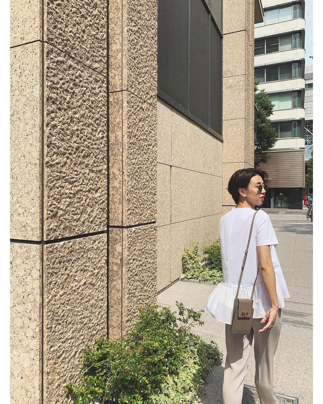 23区さんのインスタグラム写真 - (23区Instagram)「#23KU_DAYS 🚶‍♂️﻿to TOKYO MARUNOUCHI﻿﻿ ﻿﻿﻿ この夏着たい、オフィスカジュアル🌻﻿﻿ ペプラムカットソーは、カラーバリエーションでホワイト×グレージュも。﻿ ニュアンスのあるカラーグラデは、好印象間違いなし◎﻿ ﻿ ﻿﻿﻿ -------------------------------------------------﻿﻿ RAFFINATA BAG﻿﻿﻿ イニシャルチャーム刻印キャンペーン﻿﻿ ﻿﻿﻿ 柔らかなイタリア製のシュリンクレザーを使用した﻿﻿﻿ "RAFFINATA"のショルダーバッグ。﻿﻿﻿ 同じレザー素材のチャームに、お好きなイニシャルを選んで刻印できるカスタマイズキャンペーンを実施中。﻿﻿ ﻿﻿﻿ 期間:6/14 fri〜27 thu﻿﻿﻿ お渡し予定日:8月上旬予定﻿﻿﻿ -------------------------------------------------﻿﻿﻿﻿ ﻿﻿﻿﻿ #23区 #23區 #MYSTANDARD23 ﻿﻿﻿﻿﻿ #東京 #丸の内 #tokyo﻿ #RAFFINATA #ラフィナータ #バッグ #ショルダーバッグ #フレアブラウス #ブラウスコーデ #通勤スタイル #通勤ファッション#コーデ #パンツコーデ #ベーシックコーデ #モノトーン #モノトーンコーデ #シンプルコーデ #ワントーンコーデ #fashion #style #ootd #code #coordinate ﻿」6月24日 13時40分 - 23ku_official