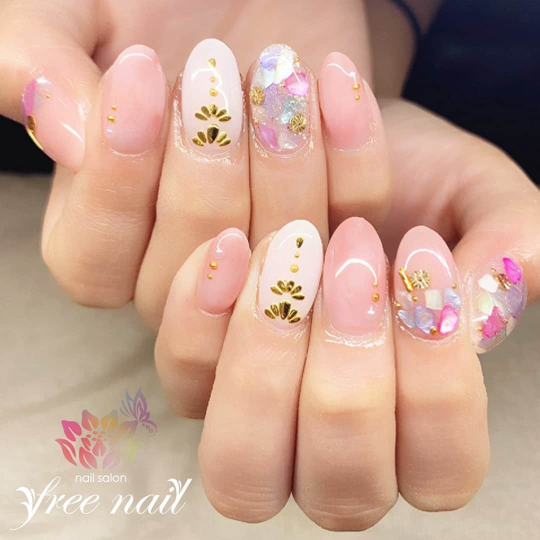 free nail フリーネイルのインスタグラム：「. お客様ネイル💅🏻🌷✨ . シェル埋め込みネイル🐚✨ . シェルストーンの透明感が素敵な夏気分🌞💠✨ . ご来店ありがとうございました🙇🏻‍♀️🙇🏻‍♀️🙇🏻‍♀️💗 . #ネイル #フリーネイル #ネイルアート #ジェルネイル #ネイルサロン #大阪ネイルサロン #ネイルデザイン #ネイルチェンジ #シェルネイル #埋め込みネイル #シェルストーン #タイルネイル #マーブルネイル #ピンクネイル #ホワイトネイル #デザインネイル #トレンドネイル #シンプルネイル #美爪ネイル #夏ネイル #美甲 #日式美甲 #summernails #nailsart #nailsalon #nailsdid #newnails #newnail #freenail」