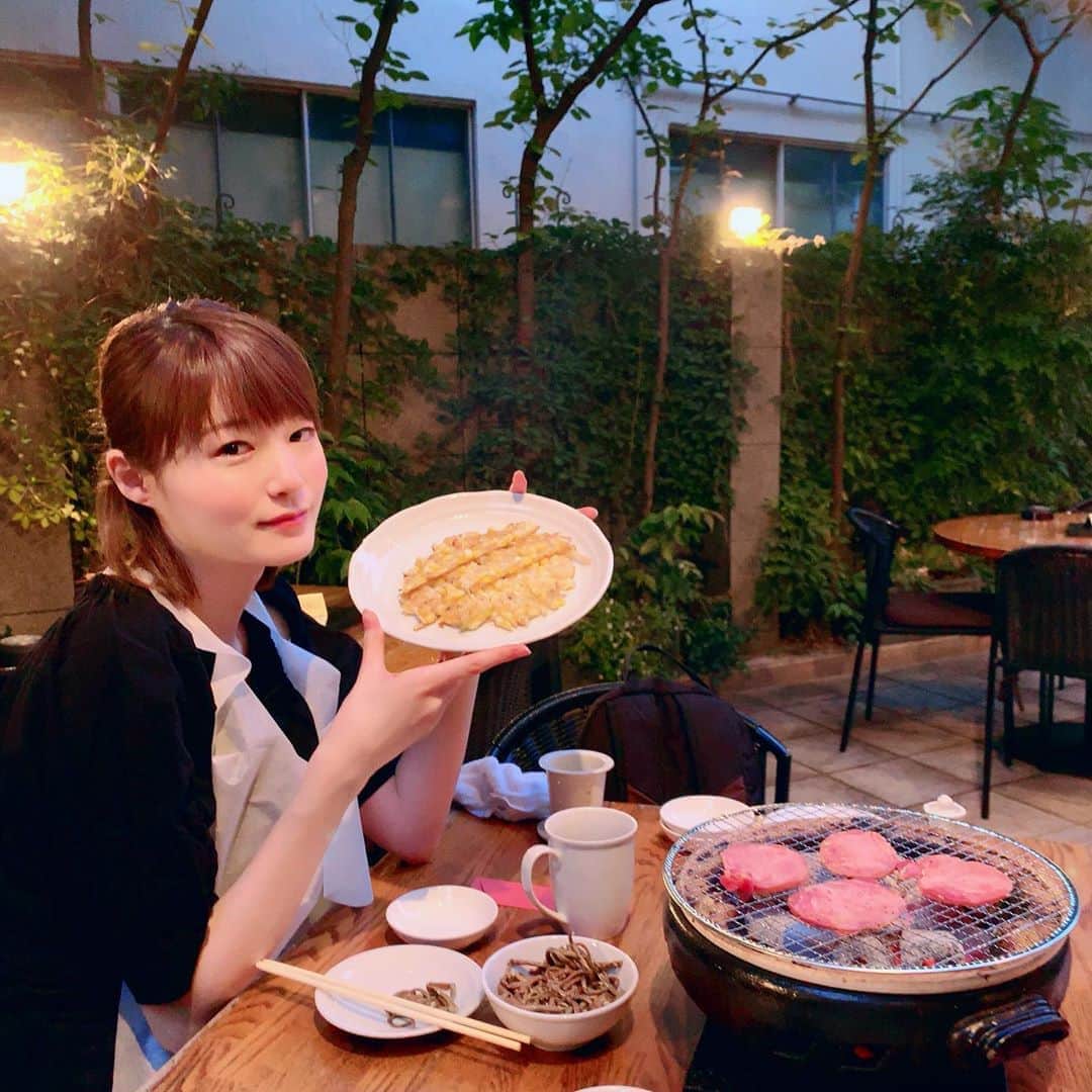 しほの涼のインスタグラム：「朝の地震ビックリしましたね💦 ドーンって音のする地震って3.11以来だったかも😓地震の時に赤ちゃん抱っこして逃げるの怖いなぁ😰😰しっかり準備しておかないと😰 そして昨日は焼肉食べると陣痛来るってジンクスに乗っかって😂淡島にある #韓てら ❤️ 外のテラスで食べられる焼肉が楽しい🥰‼️ 焼肉 と お好み焼き は旦那さんが焼き担当なので、私は食べる専門🙋‍♀️ いつもありがとう💕🤣 #マタニティワンピース #陣痛ジンクス #陣痛 #マタニティ記録 #マタニティ生活 #マタニティコーデ #焼肉 #焼肉大好き #せんまい #ハーフアップ #BBQ #世田谷 #三軒茶屋 #旦那さん大好き #旦那 #同い年夫婦 #臨月 #臨月コーデ」