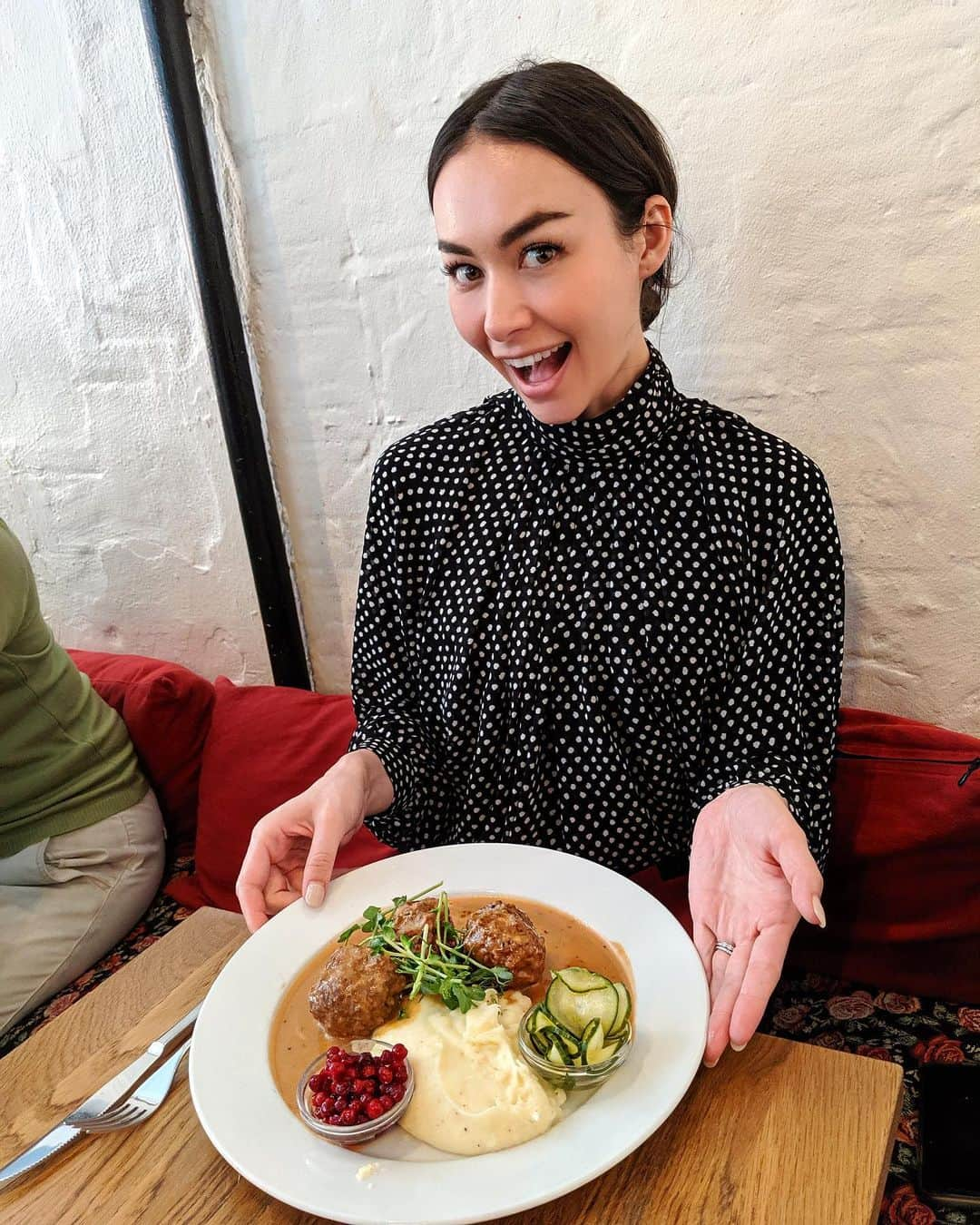 シャウラさんのインスタグラム写真 - (シャウラInstagram)「Success!! Got me some Swedish meatballs!!!! 3 big ones!!😮 ミートボールゲッツ！！！ビッグミートボールが三つ！！😆 Top from @revolve @houseofharlow1960  #stockholm #gamlastan #foodie #shaulainsweden」6月24日 13時53分 - shaula_vogue