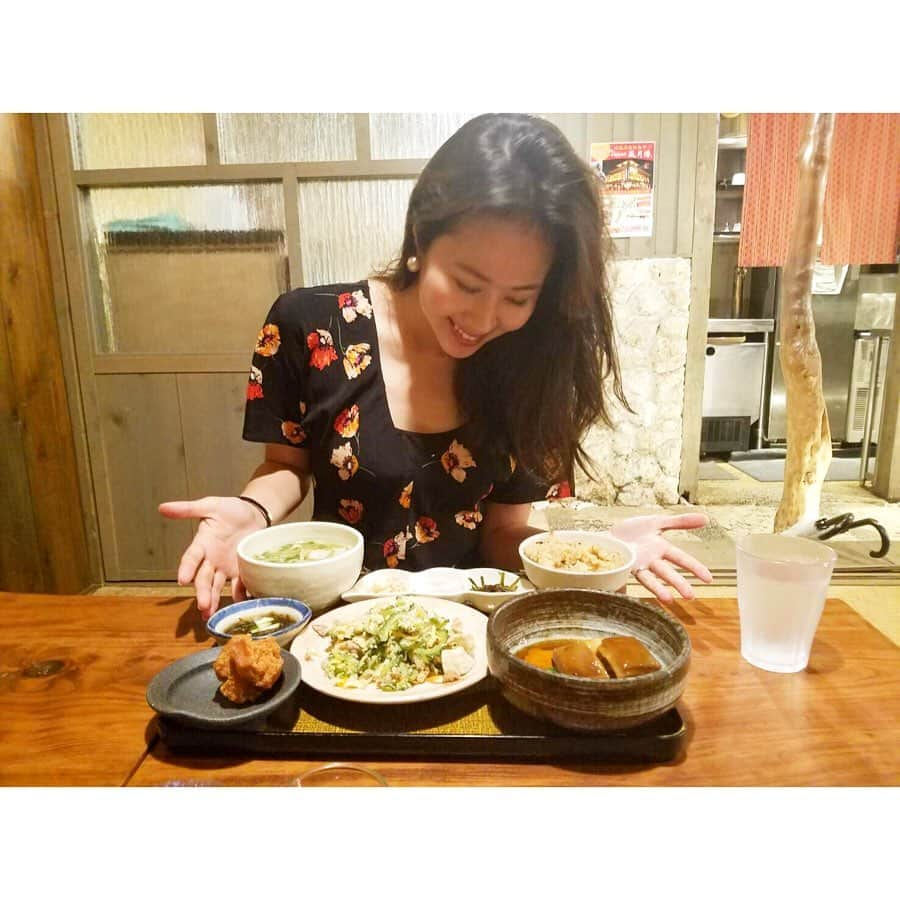 安藤絵里菜さんのインスタグラム写真 - (安藤絵里菜Instagram)「⭐️ダイエットネタ⭐️ . #ダイエットアドバイザー としてたまにはダイエットのお話しを（笑） . 旅行中のお食事。 悩みながら食べている方やダイエット迷子の方へ向けて少しでも勇気になれば🤣 . . 旅行中は基本的にはルールを決めないで、この瞬間にしか食べられない物をお腹と相談しながら楽しんで食べます。 ご覧の通り、朝はホテルのブュッフェで一体何人前？？（笑）というぐらい沢山食べます。3.4往復はします😂 . お昼になってお腹が空いたら食べる。 または行きたいお店があったらお腹が空いてなくても食べてしまう（笑） スイーツはほぼ毎日。ブルーシールのクレープ大好き😍 夕飯まで流石にお腹が空かなかったら、渋々プールで歩く。 旦那さんにジムを誘われても断る（笑）😂😂 昔は痩せる為にいっぱい運動していました。アスリート並みに。 今は大好きなヨガだけ🧘‍♀️✨ . . 私のダイエット講座でいつもお話しさせて頂いていますが、やはりスリムな体型を目指すにはバランスのいい食事です。 過度な運動や極度なカロリーカットでは痩せられません。 日常生活で↑のようなボリュームのお食事は流石にしていませんが、普段から割とよく食べる方です😊 . 運動が元々大好き、朝はバナナだけ、糖質オフ。 それで体調がよく、太らなければそれがご自身に合っているんだと思います。なので否定は致しませんが…🌟 ただ本当は休みたいのに…ちゃんと食べたいのに… と言った理由で頑張っているとしたら悲しいですよね😭 . 三食バランスよく食べる。 運動頑張るより食事の見直し！ これに尽きるのではないかなーと思います💗 . . 元々体型維持に関してはストイック、気にし過ぎる、頑張り過ぎる所があるので… それは14キロ痩せた今でも根本的には変わりません😂 たまに迷いながら、楽しみながら試行錯誤しながらコツコツお食事しています✨ 自分の体で実験し、失敗を繰り返しながら効果があったものだけ。 皆さんにシェアできたらなと思っています☺️↓↓↓↓ . . 7月14日（日） NHK文化センター西宮＆梅田教室 . 「安藤絵里菜のコミュニケーションダイエット～夏痩せ方法と美尻ヨガ～」 .  13:00〜14:30 西宮ガーデンズ 16:00〜17:30 梅田 . いつもと同じ、前半はダイエットの講座。後半で簡単な美尻ヨガ行います🙌 お申込みはNHK文化センターさんのHPか 各講座場所のお電話番号にお願いします。 . 梅雨があけていよいよ薄着な季節…🎐お悩みを一緒に共有しましょう！ 関東でもこの夏、イベント企画していますのでお楽しみに😍！！ . . #trip#沖縄#海#梅雨#旅行#リゾート#水着#holiday#美脚#美尻#美意識#腹筋#小顔#モチベーション#筋トレ女子#トレーニング#ダイエット#筋トレ#公開ダイエット#産後ダイエット#ヨガ#食べて痩せる#yoga#instagood#instadaily#followｍe#f4f」6月24日 13時49分 - andoerina_official