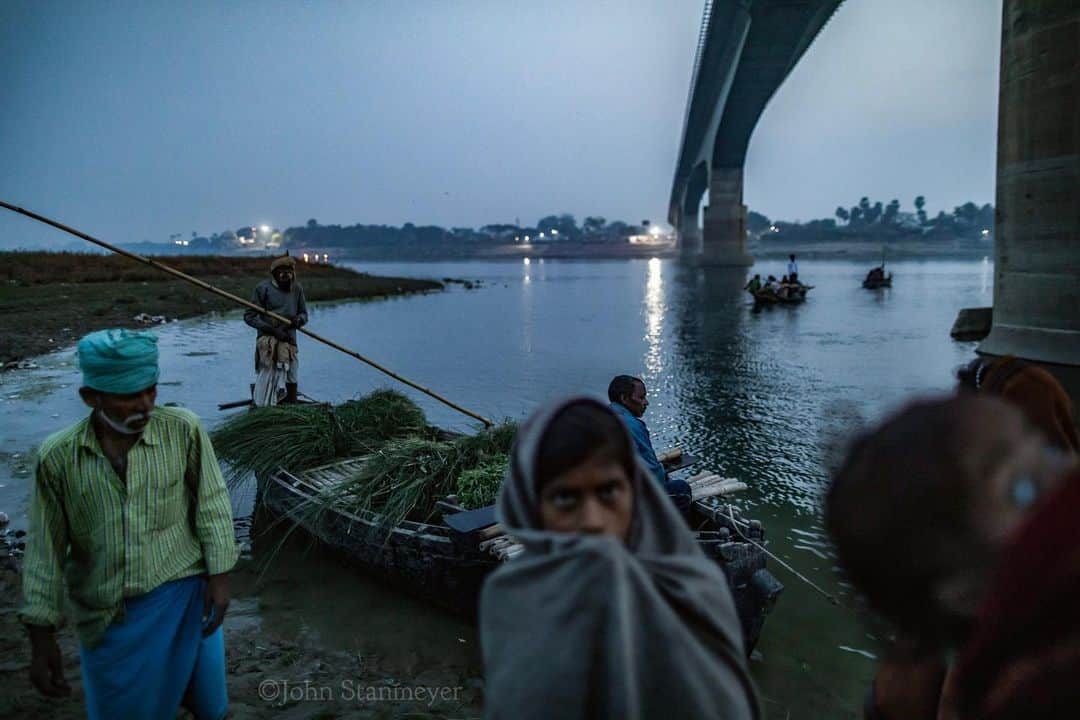 ジョン・スタンメイヤーさんのインスタグラム写真 - (ジョン・スタンメイヤーInstagram)「While we waited for the boat to cross the Ganges River in Bhagalpur, India. - @natgeo @natgeoimagecollection #india #bhagalpur #ganges #night #boat #bridge @outofedenwalk」6月24日 13時54分 - johnstanmeyer